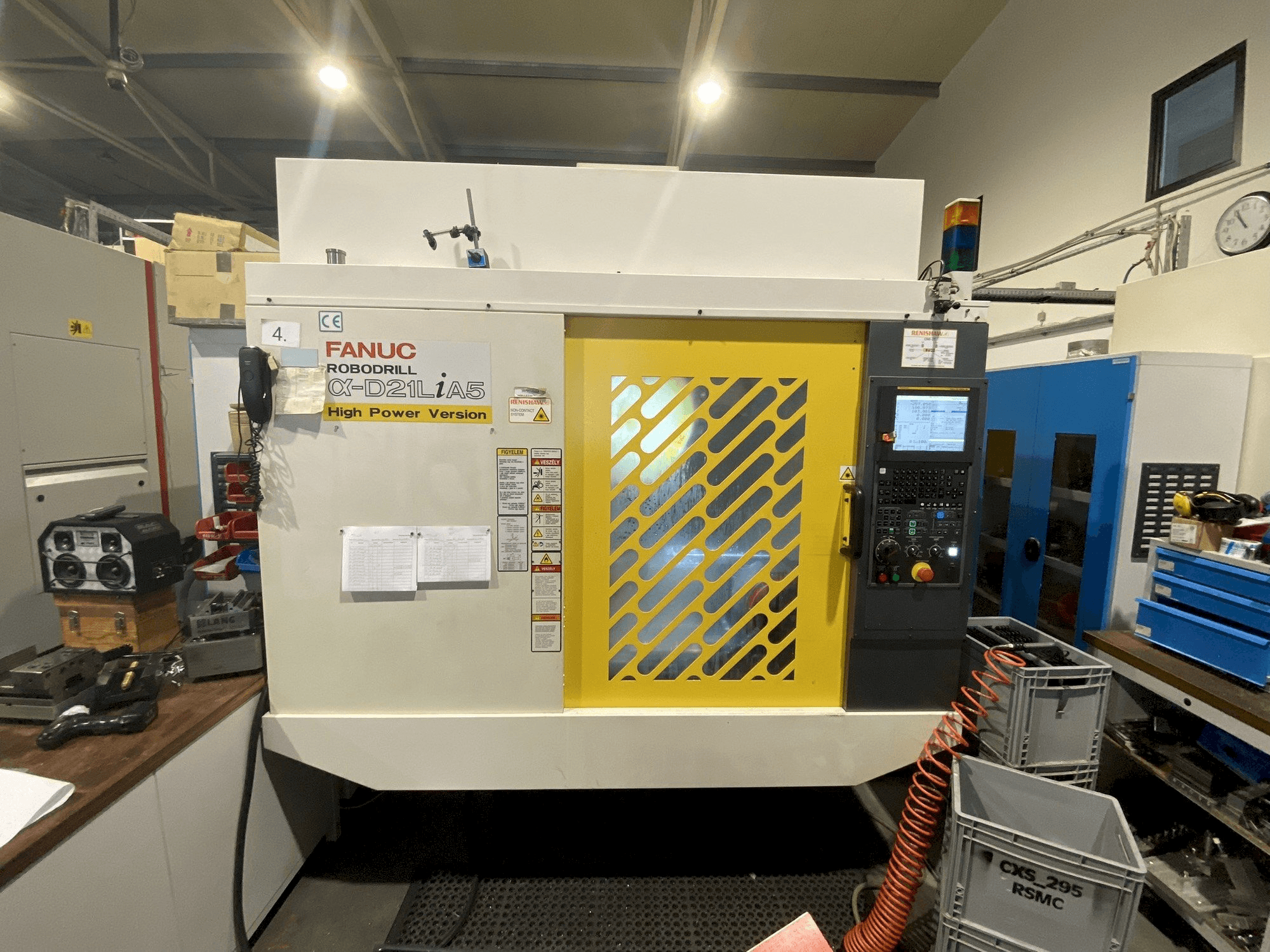 A FANUC Robodrill Alpha D21LiB5 gép elölnézete