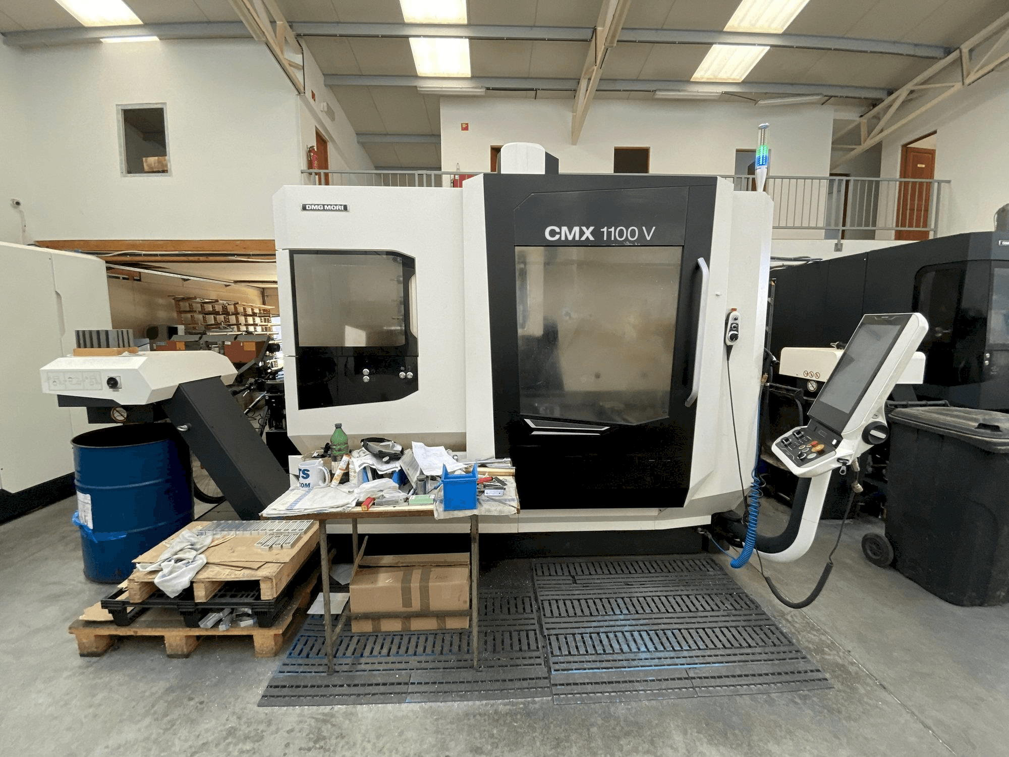 A DMG MORI CMX 1100 gép elölnézete