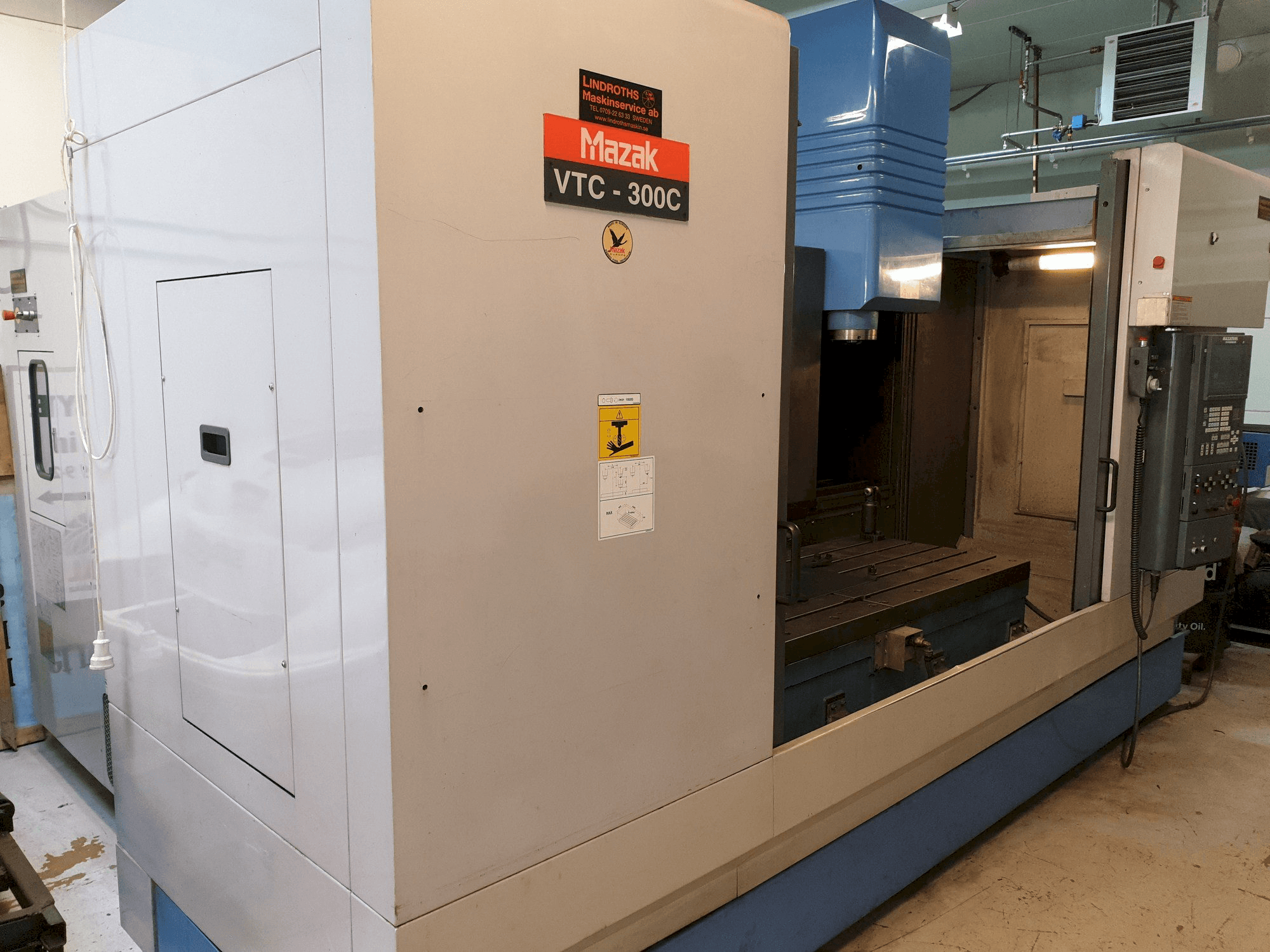 A Mazak VTC-300C gép oldalnézete