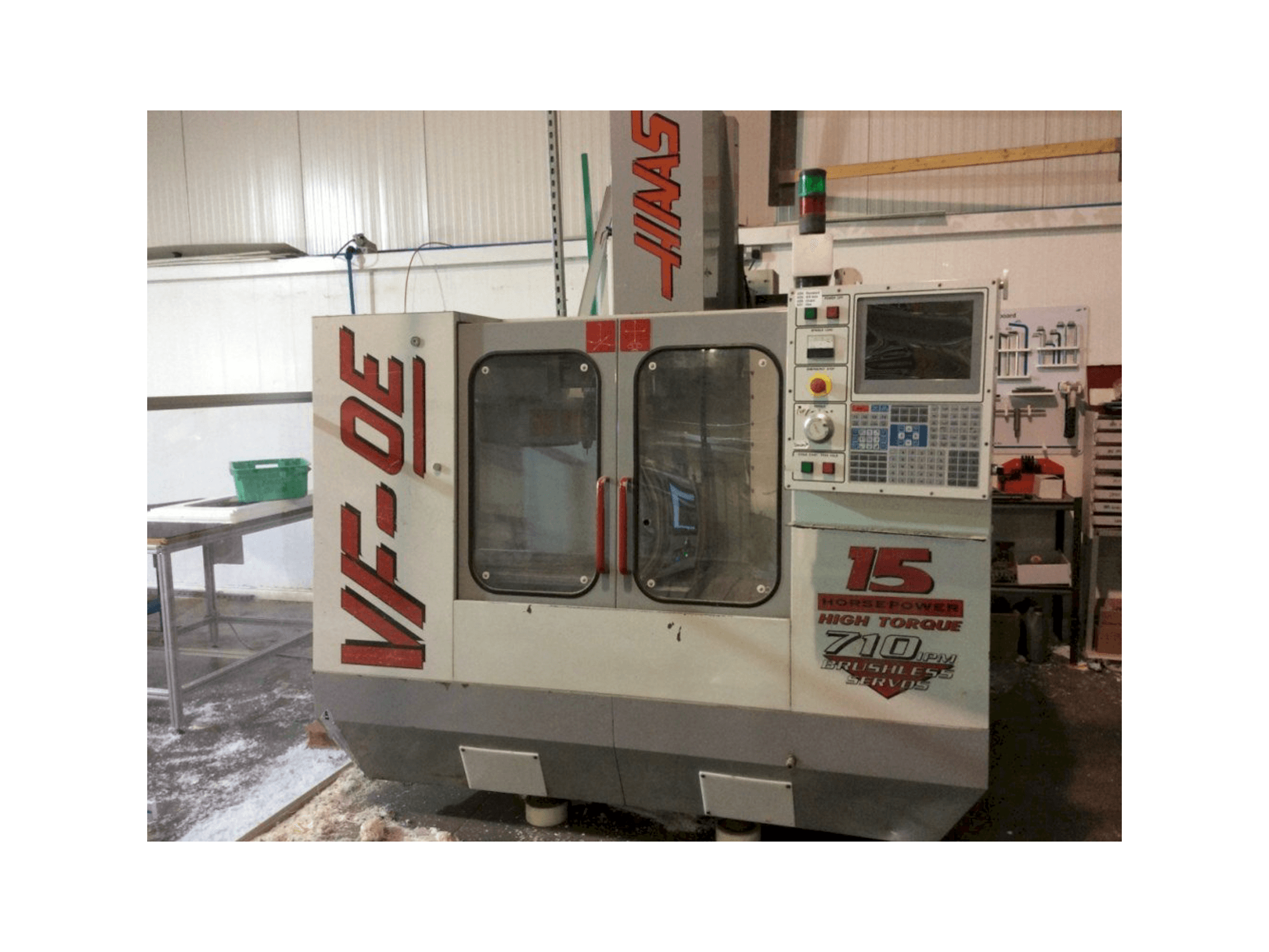 A HAAS VF-OE gép elölnézete