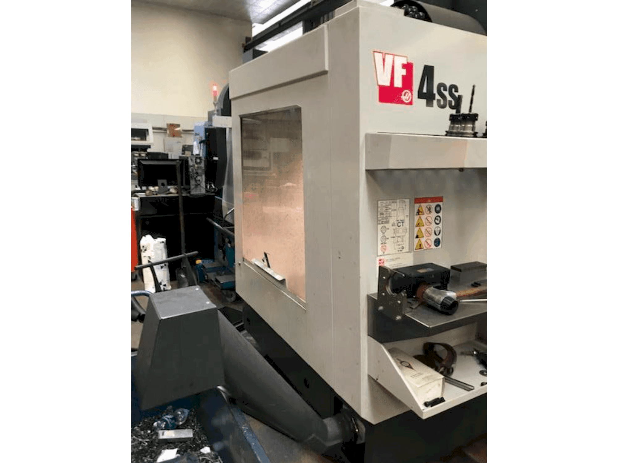 A HAAS VF 4 SS gép oldalnézete