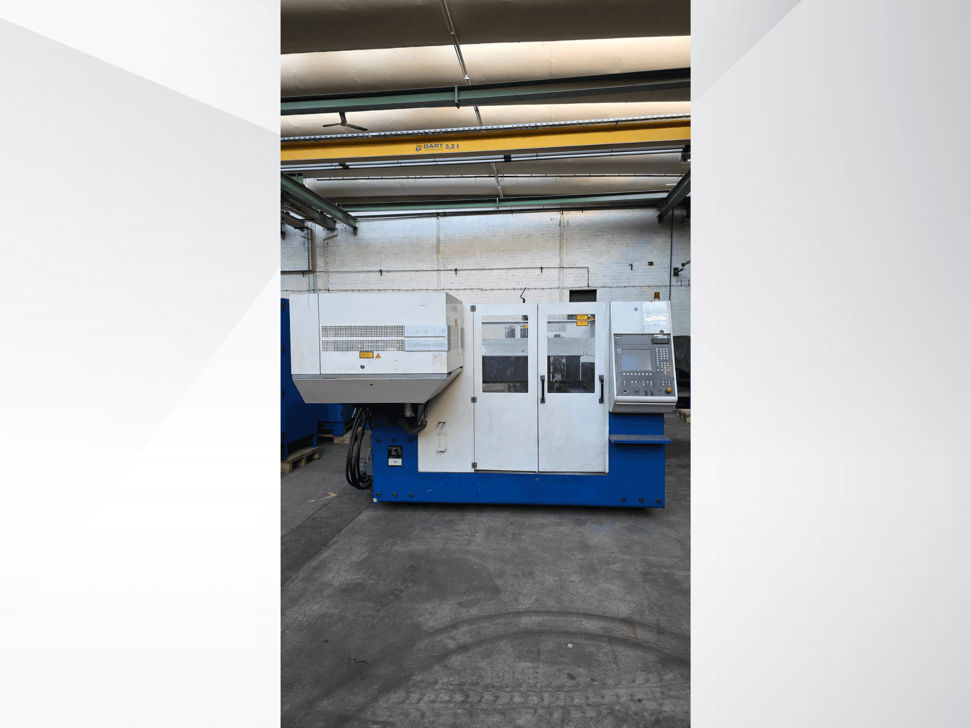TRUMPF TruLaser 3030 CO2 lézervágó gép, elölnézet, külső vezérlőpanel és biztonsági figyelmeztetések.