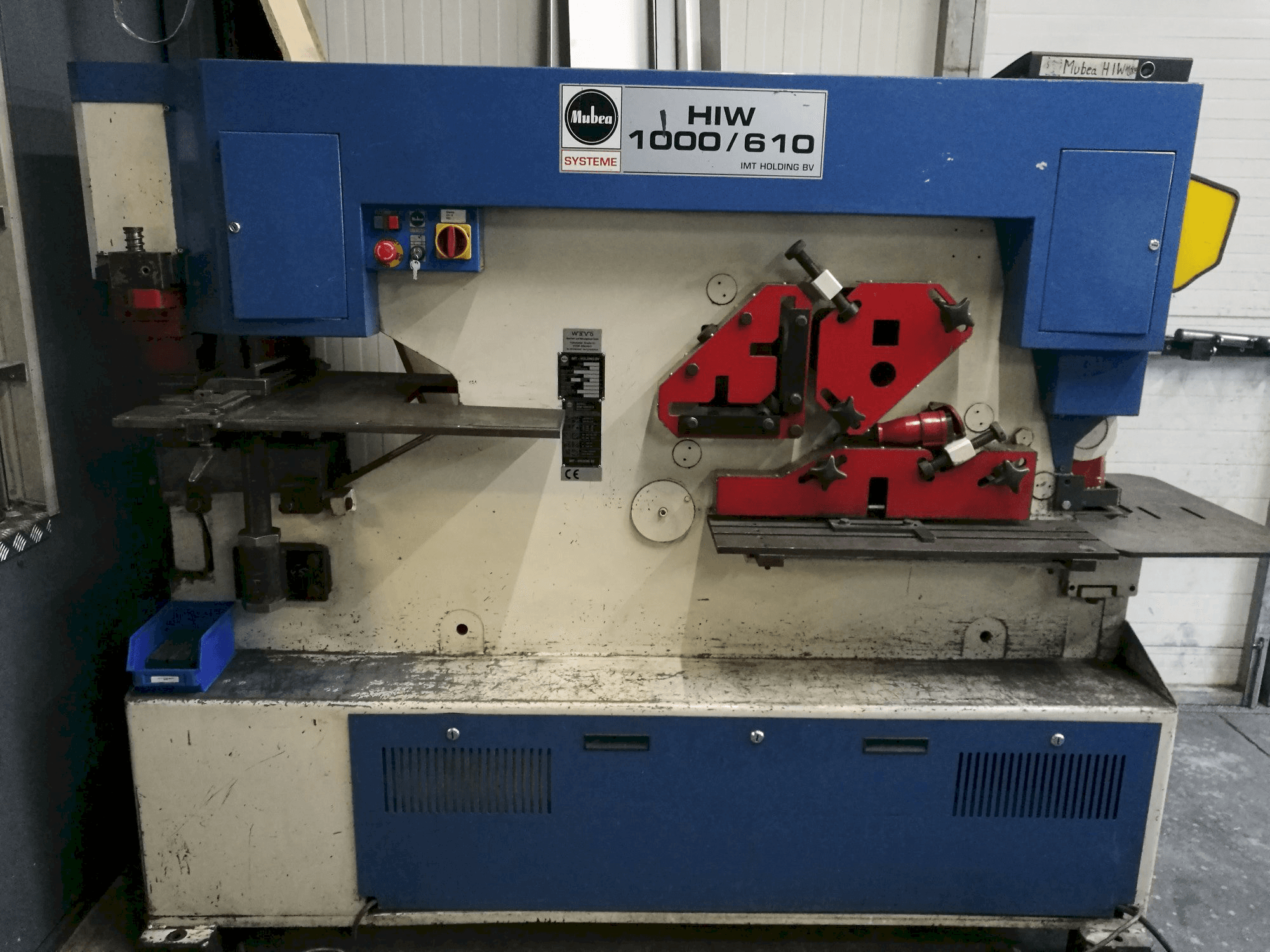 A Mubea HIW 1000/610 gép elölnézete