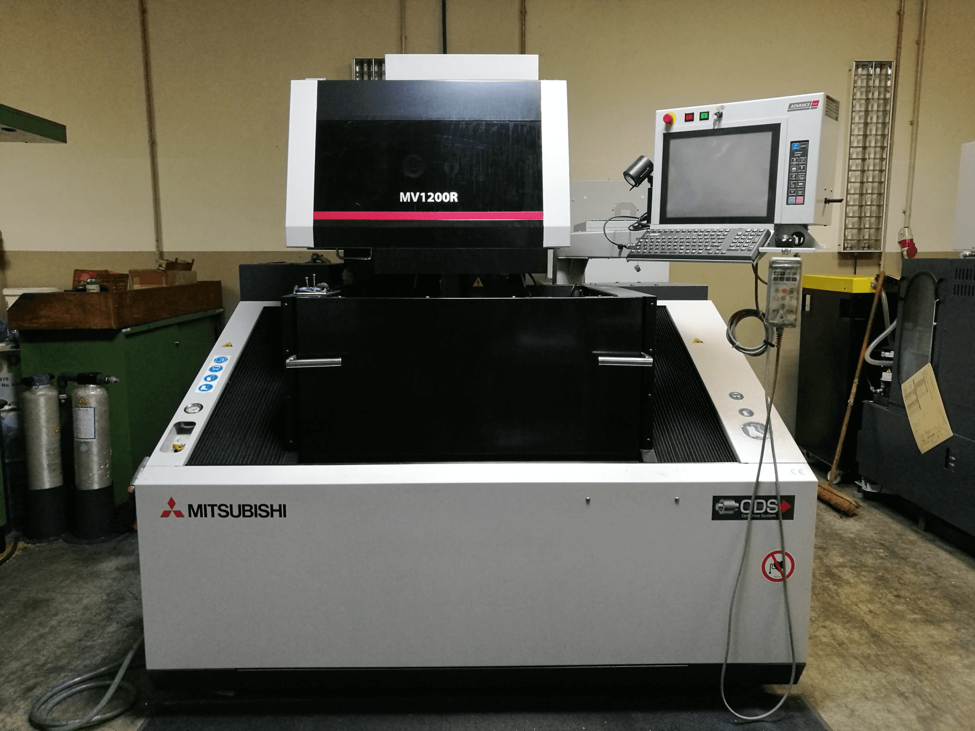 A Mitsubishi Electric MV1200R gép elölnézete