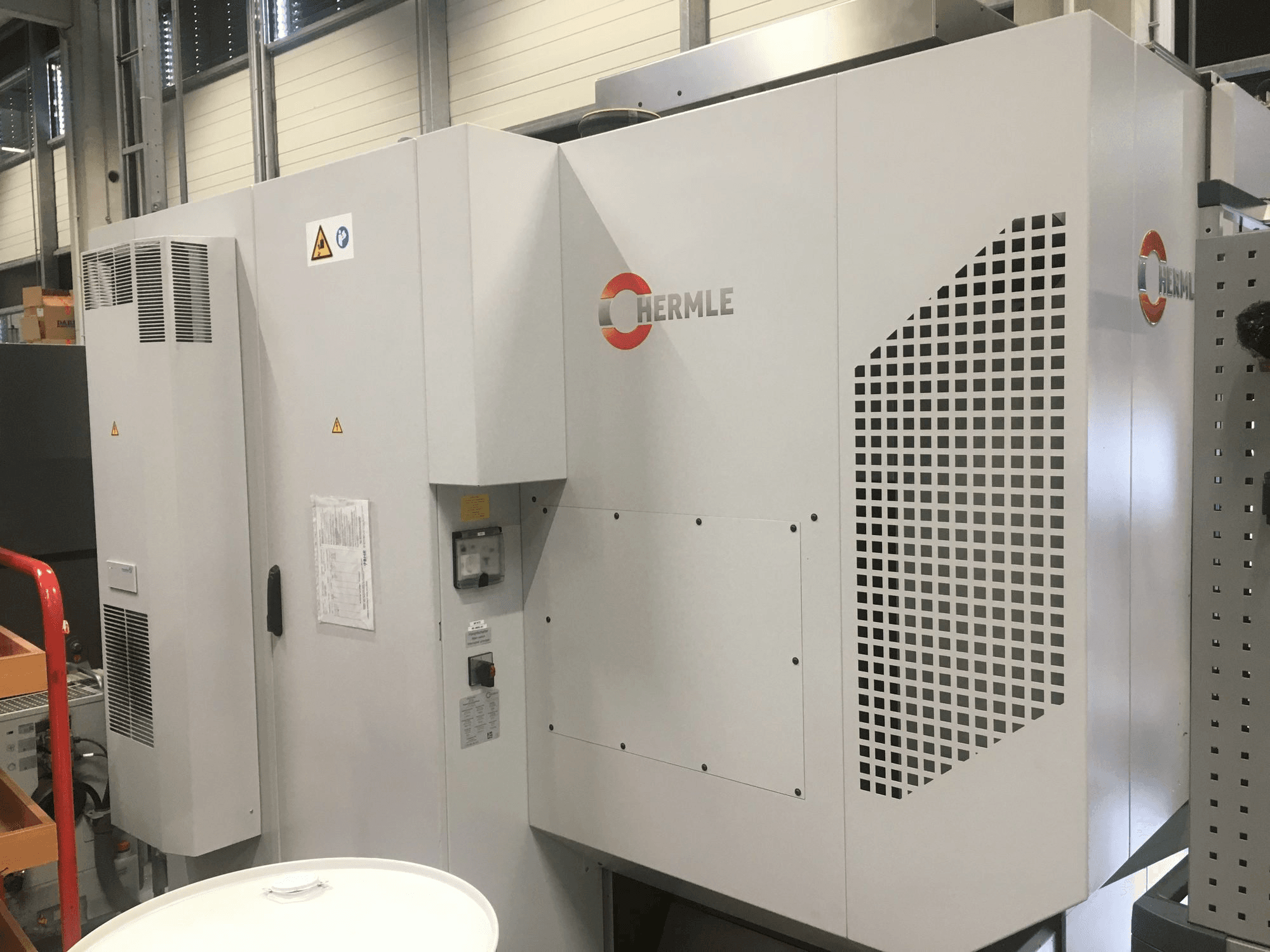 A HERMLE C400 U gép elölnézete