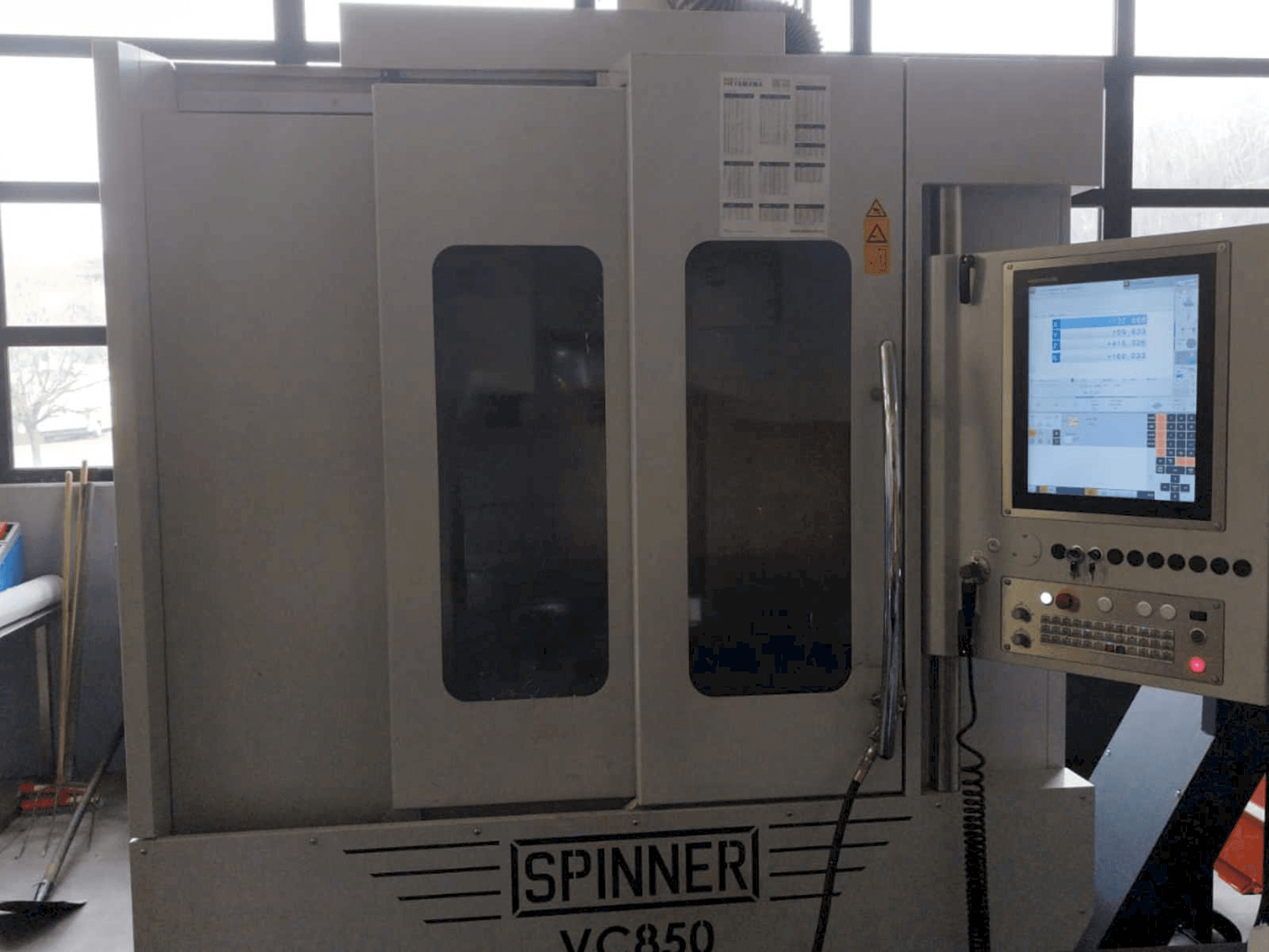 A SPINNER VC 850 gép elölnézete