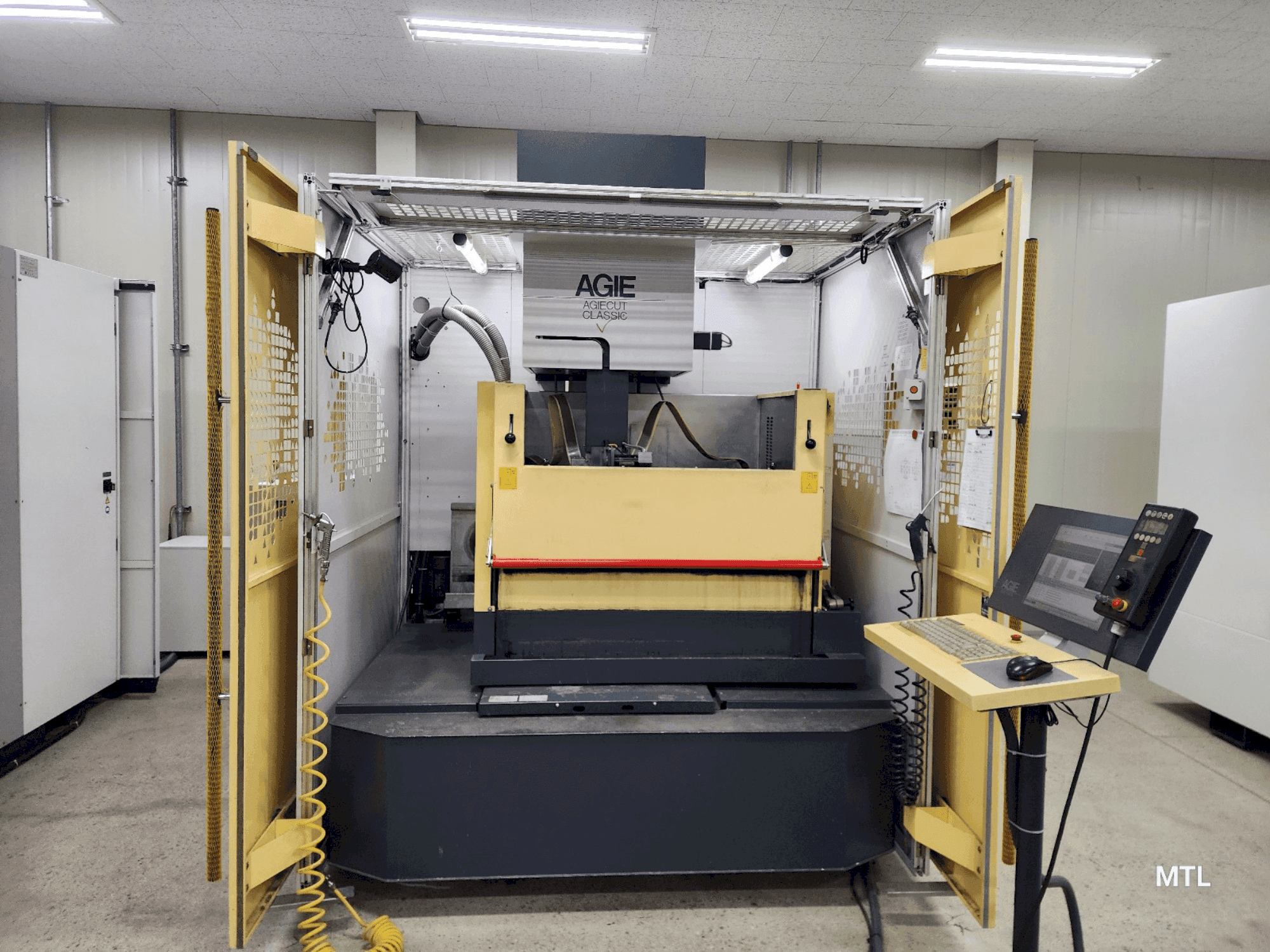 A AgieCharmilles Agiecut Classic V3 gép elölnézete