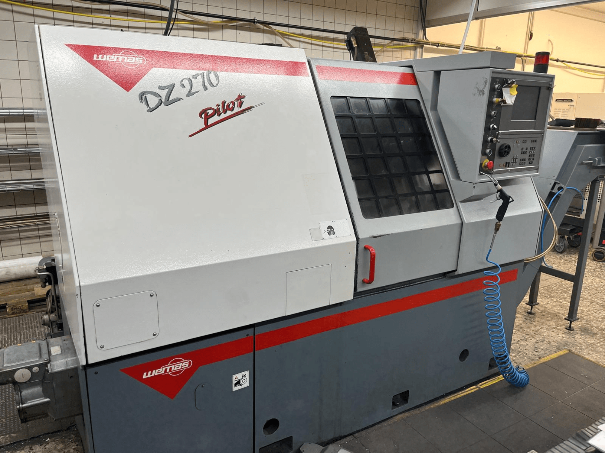 WEMAS DZ 270 vízszintes esztergagép elölnézetből, vezérlőpanel, szellőzés és biztonsági berendezések.