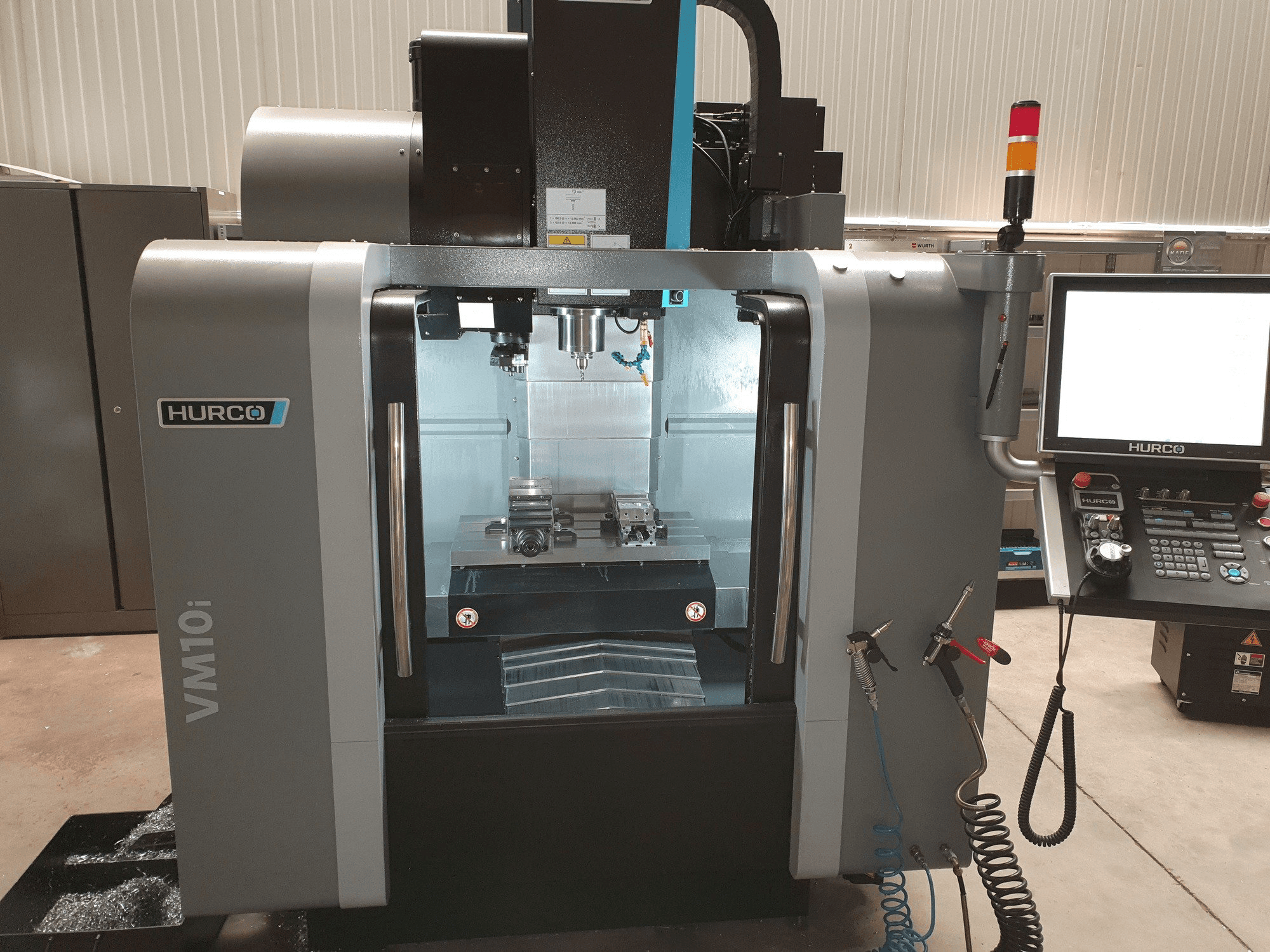 A Hurco VM10i gép elölnézete