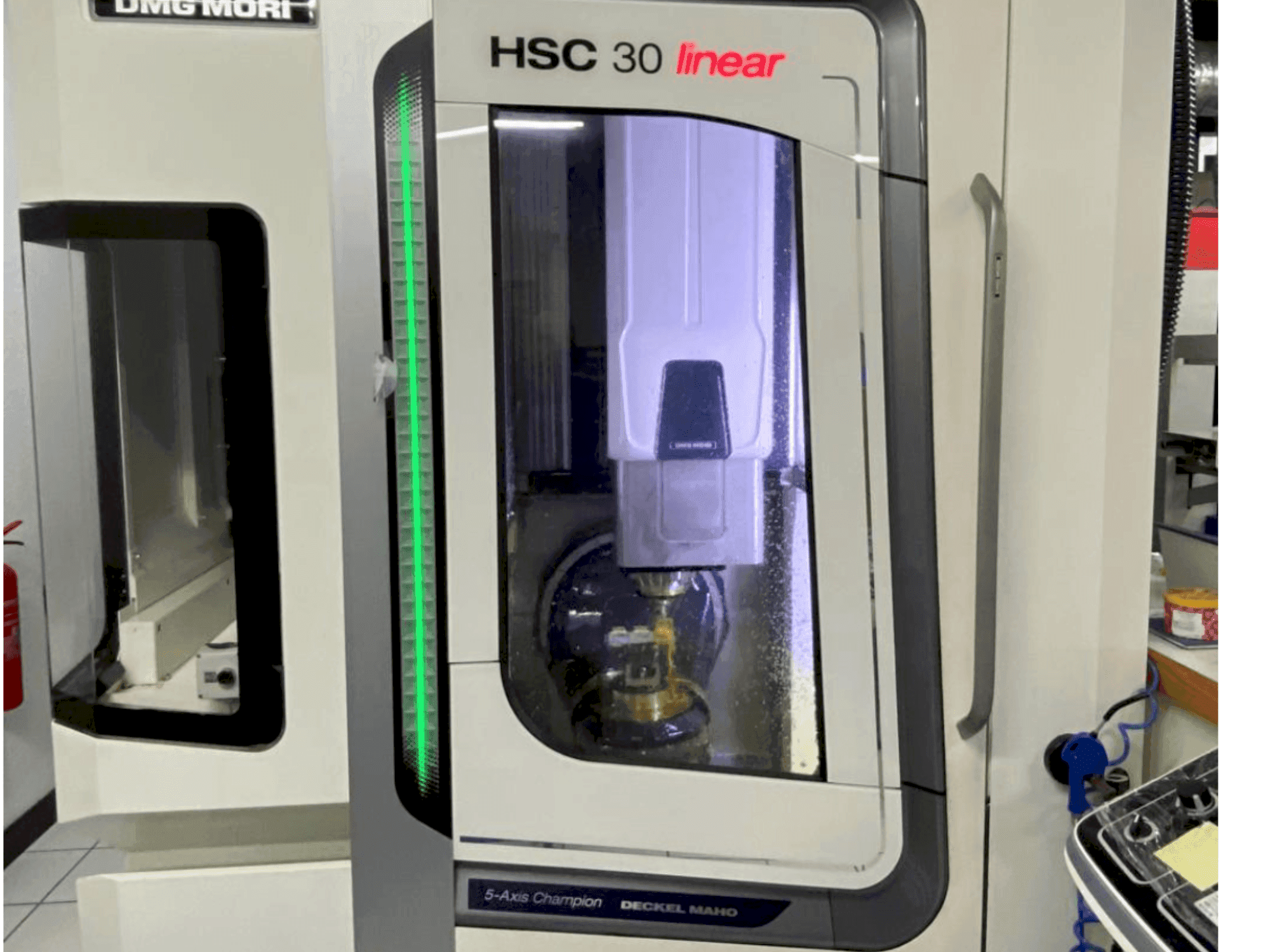 A DMG MORI HSC 30 linear gép elölnézete