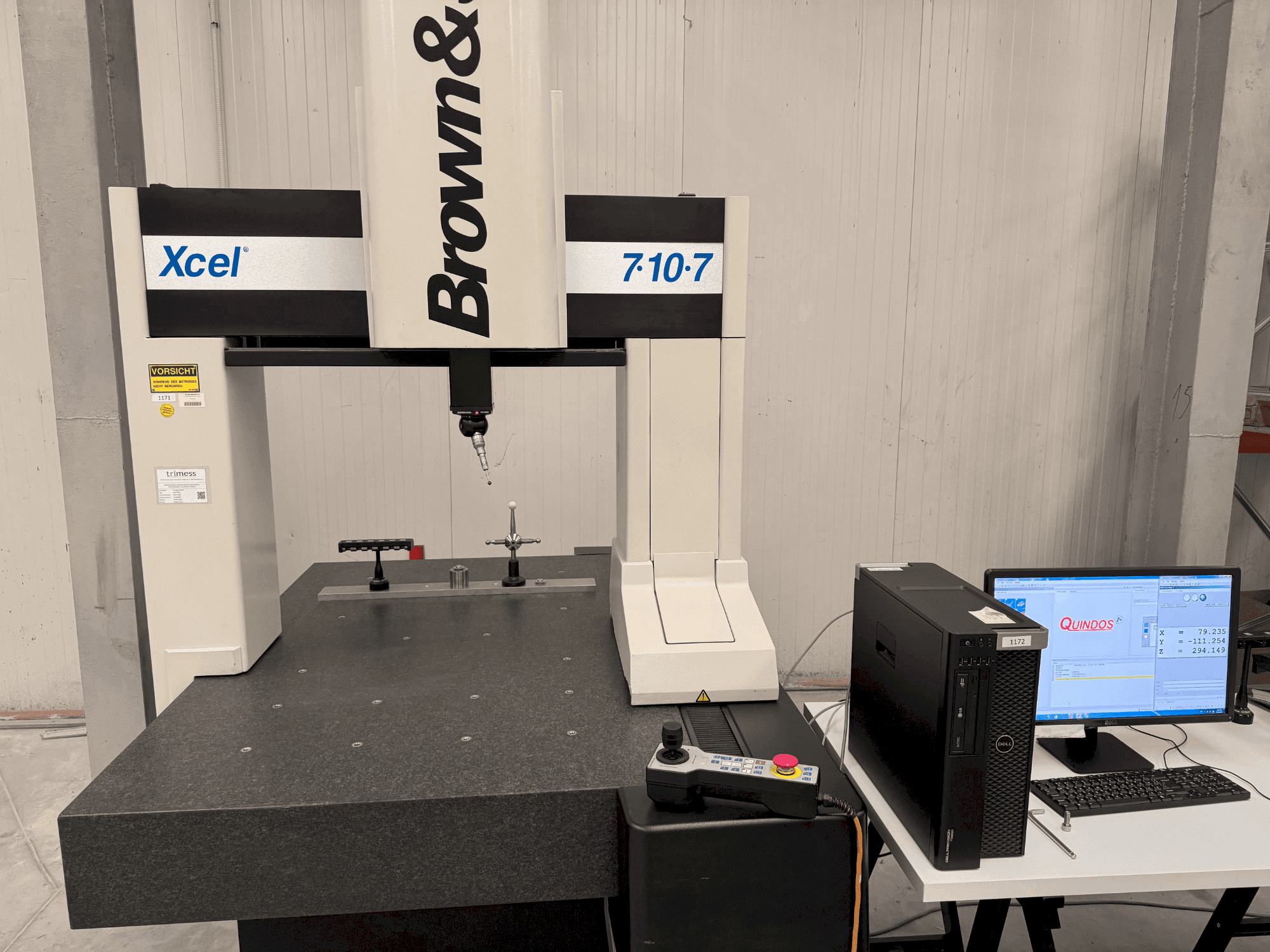 A BROWN & SHARPE XCEL 7107 gép elölnézete