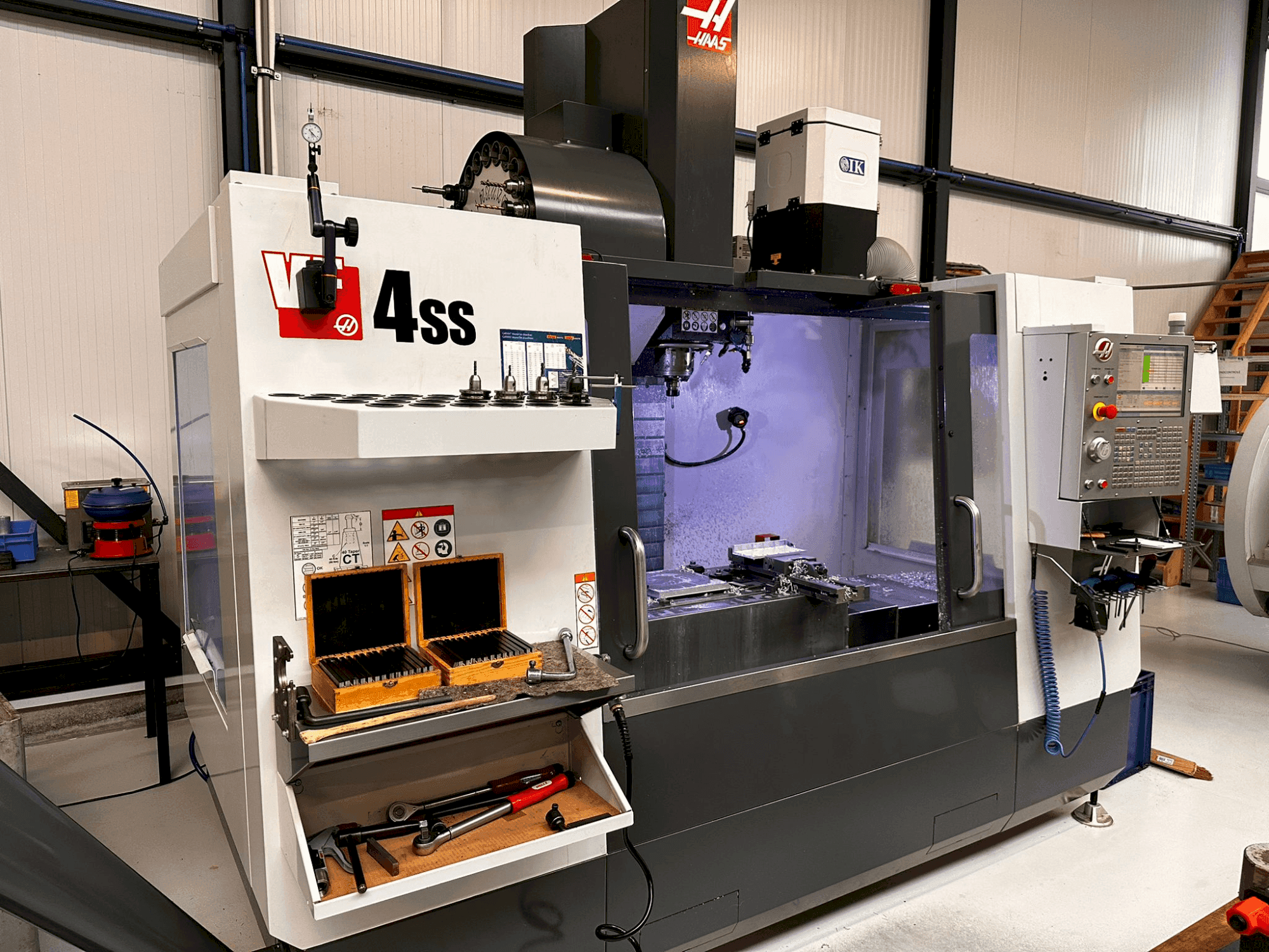 A HAAS VF-4SS gép elölnézete