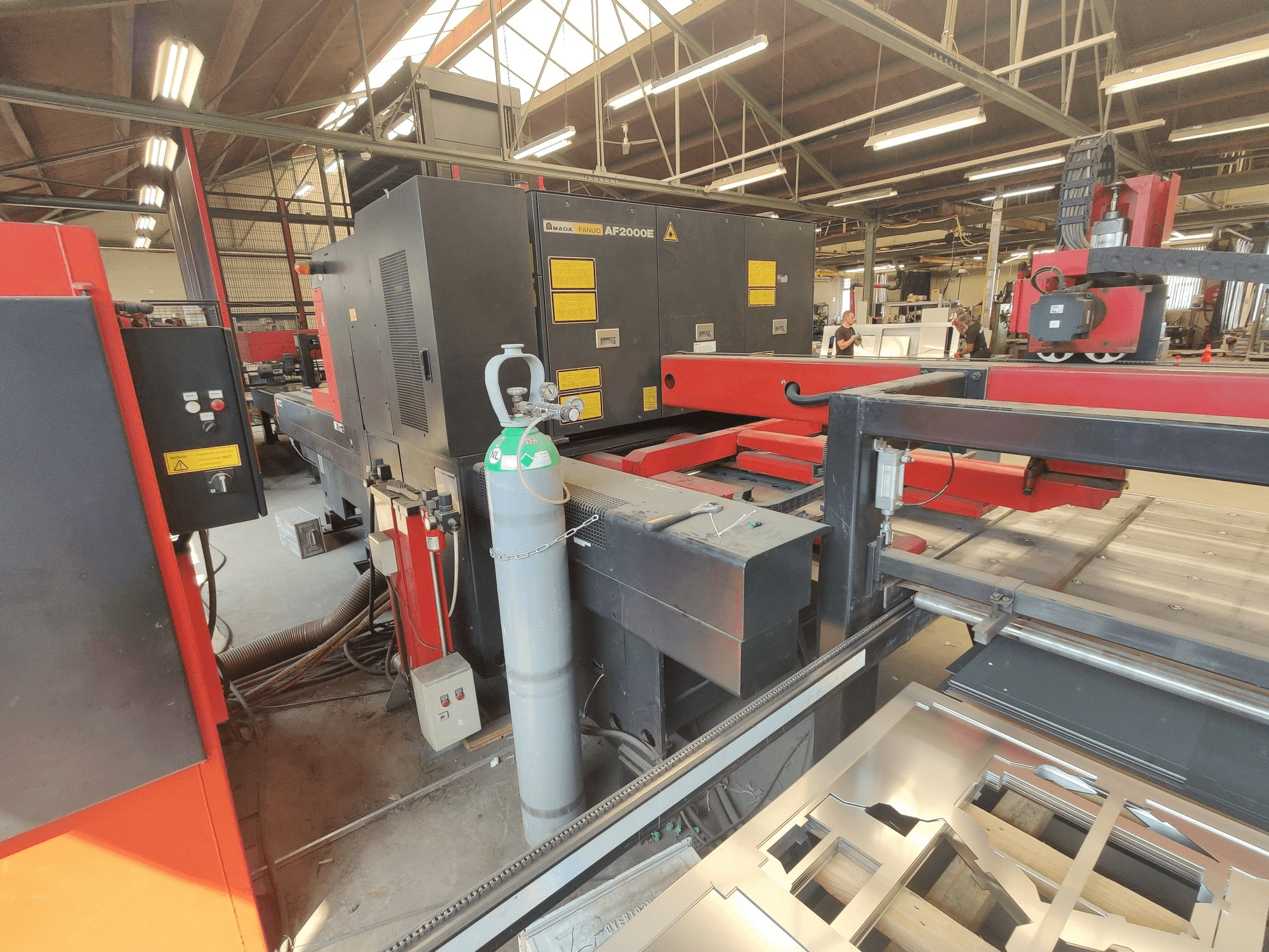 A AMADA LC 2415 A3 gép elölnézete