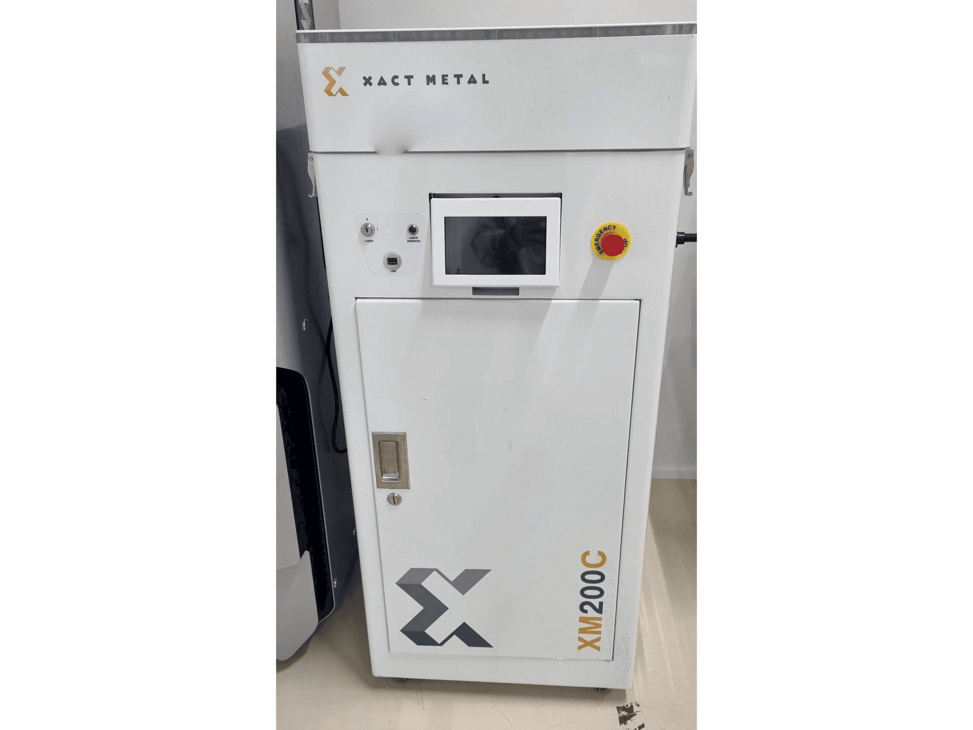 A XACT METAL XM200C-E gép elölnézete