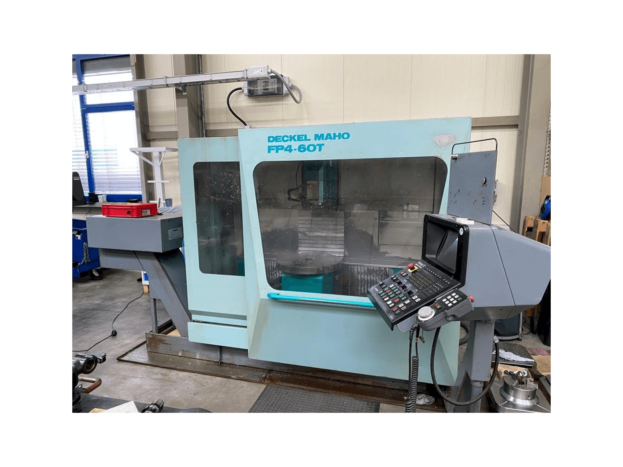 A DECKEL MAHO FP4-60 T gép elölnézete