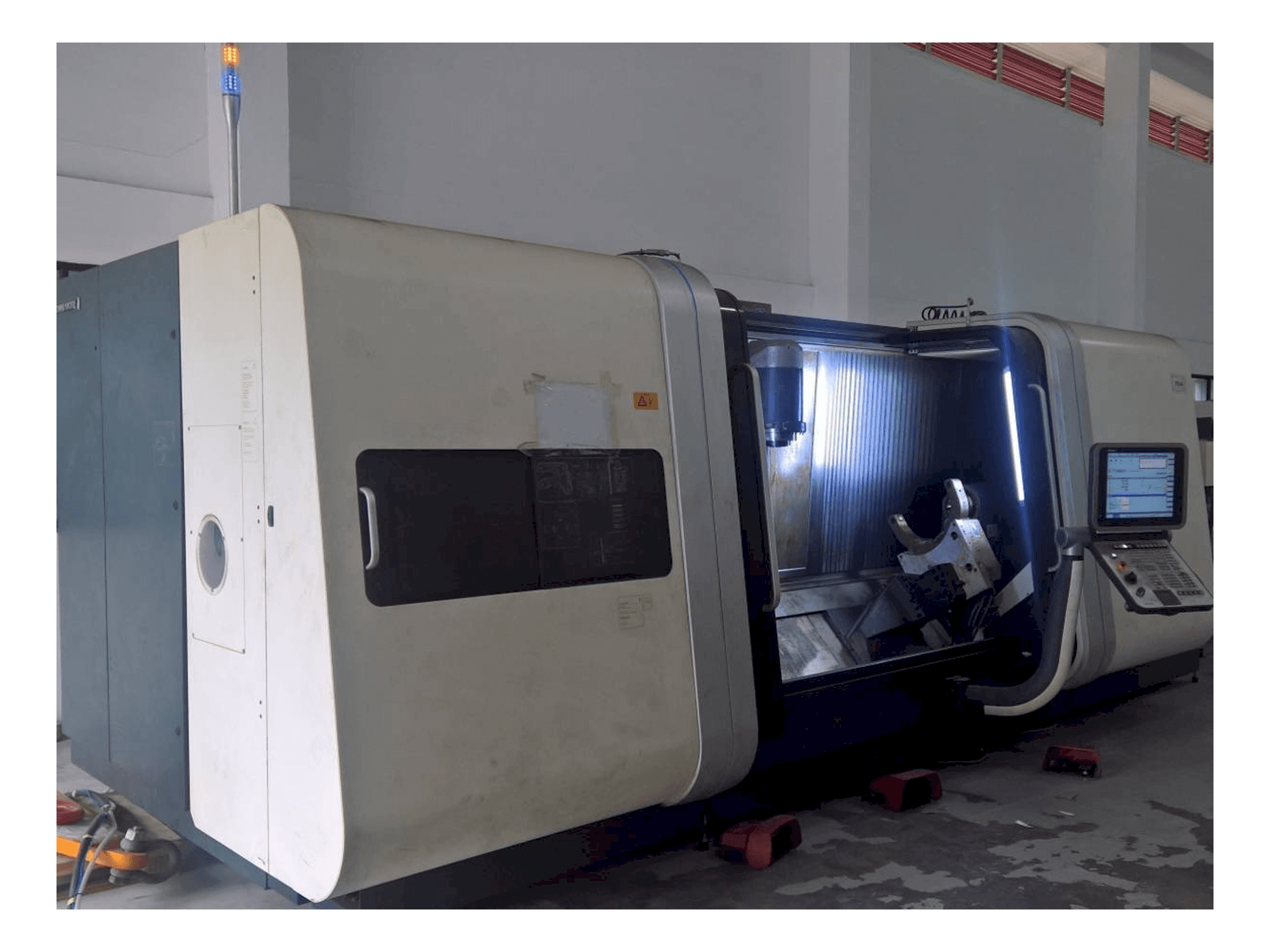A DMG MORI CTX Beta 2000 TC gép elölnézete