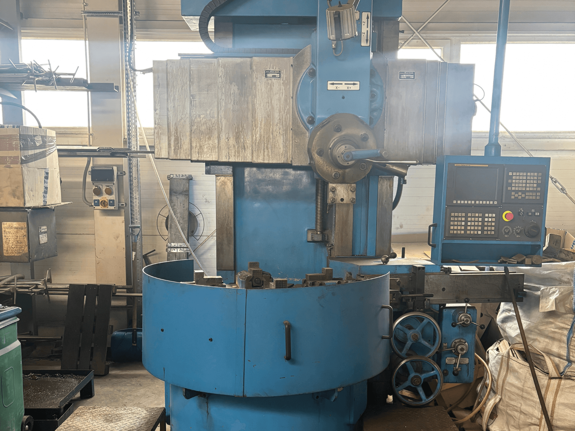 Ismeretlen márkájú ipari marógép, elölnézetben, kék külsővel és digitális vezérlőpanellel.