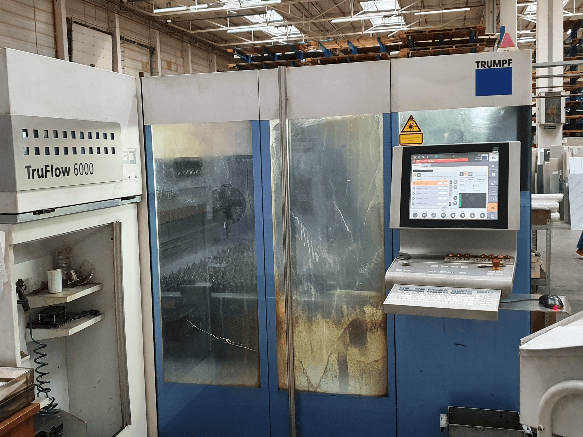 A Trumpf TruLaser 3030 gép elölnézete