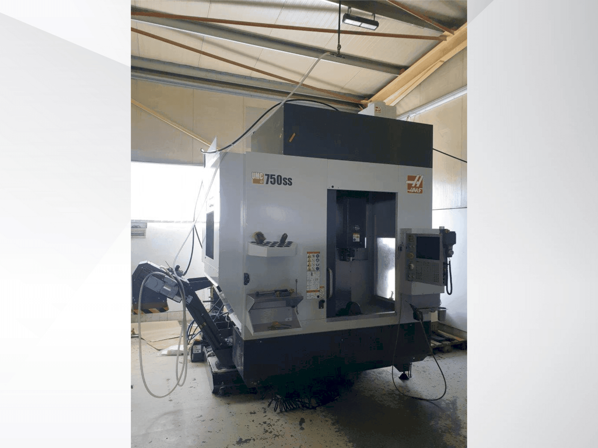 A HAAS UMC-750SS gép elölnézete