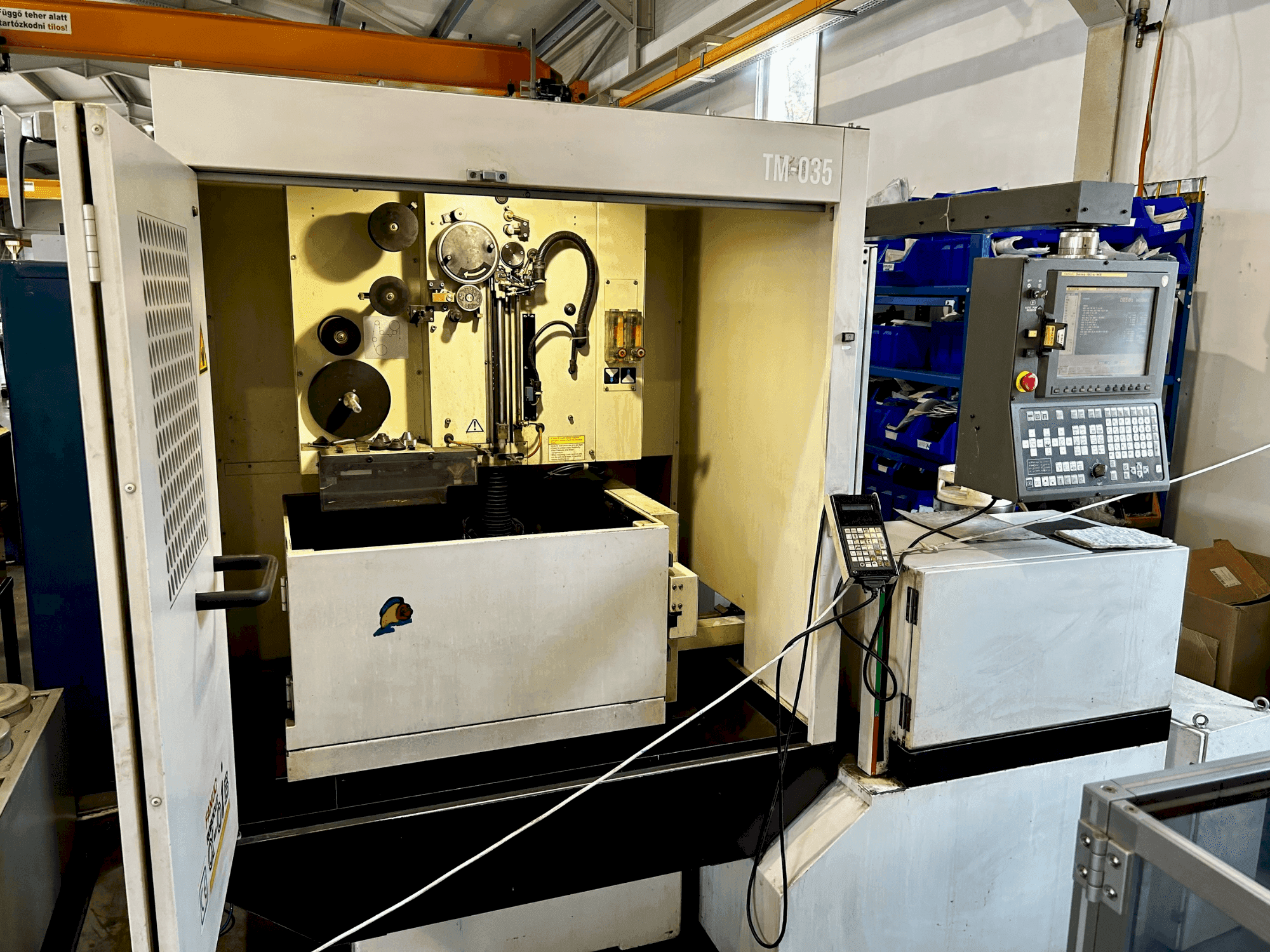 A FANUC Robocut α-0iB gép elölnézete