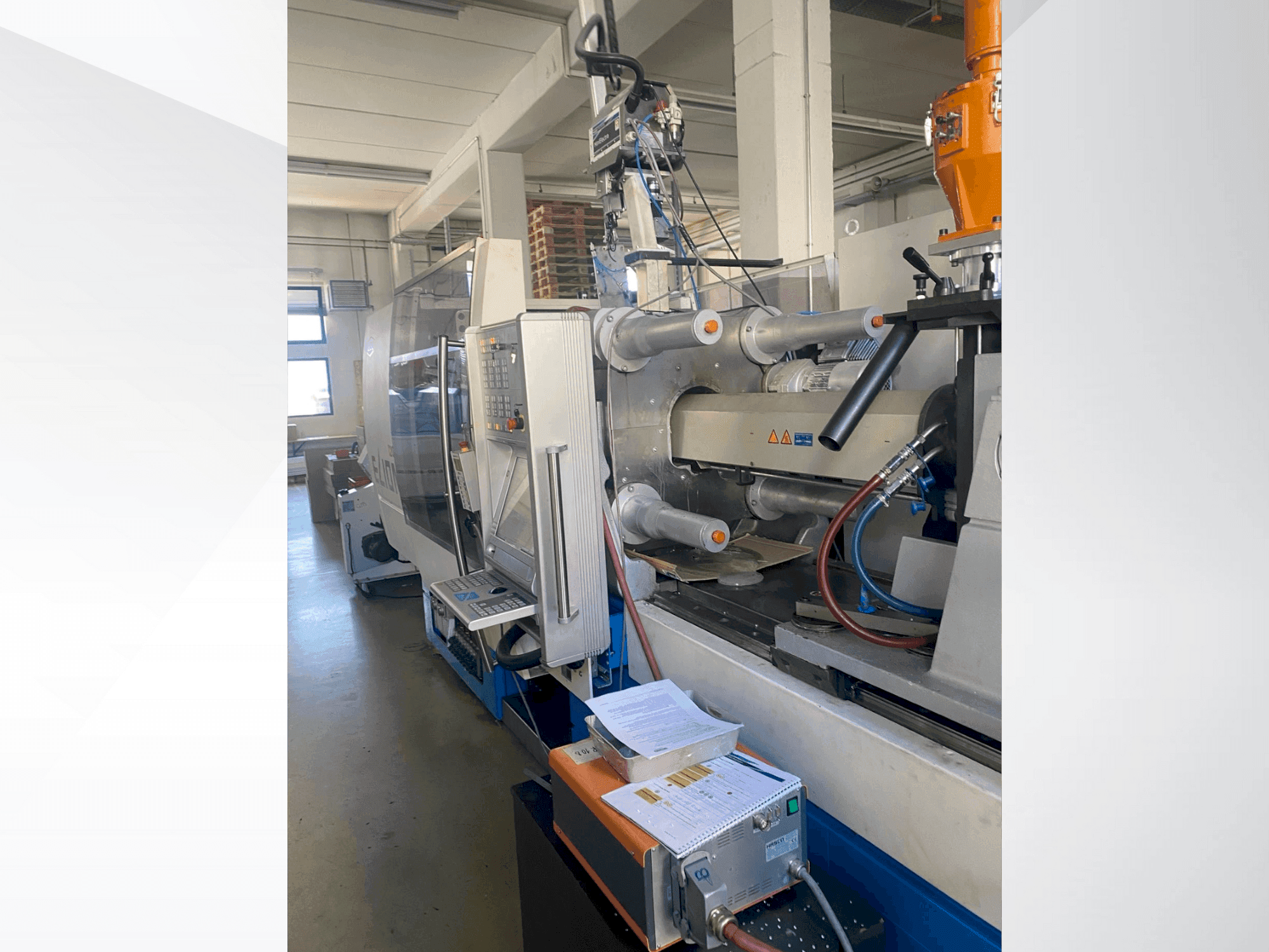 A Netstal ELION 1200-530 PM gép elölnézete