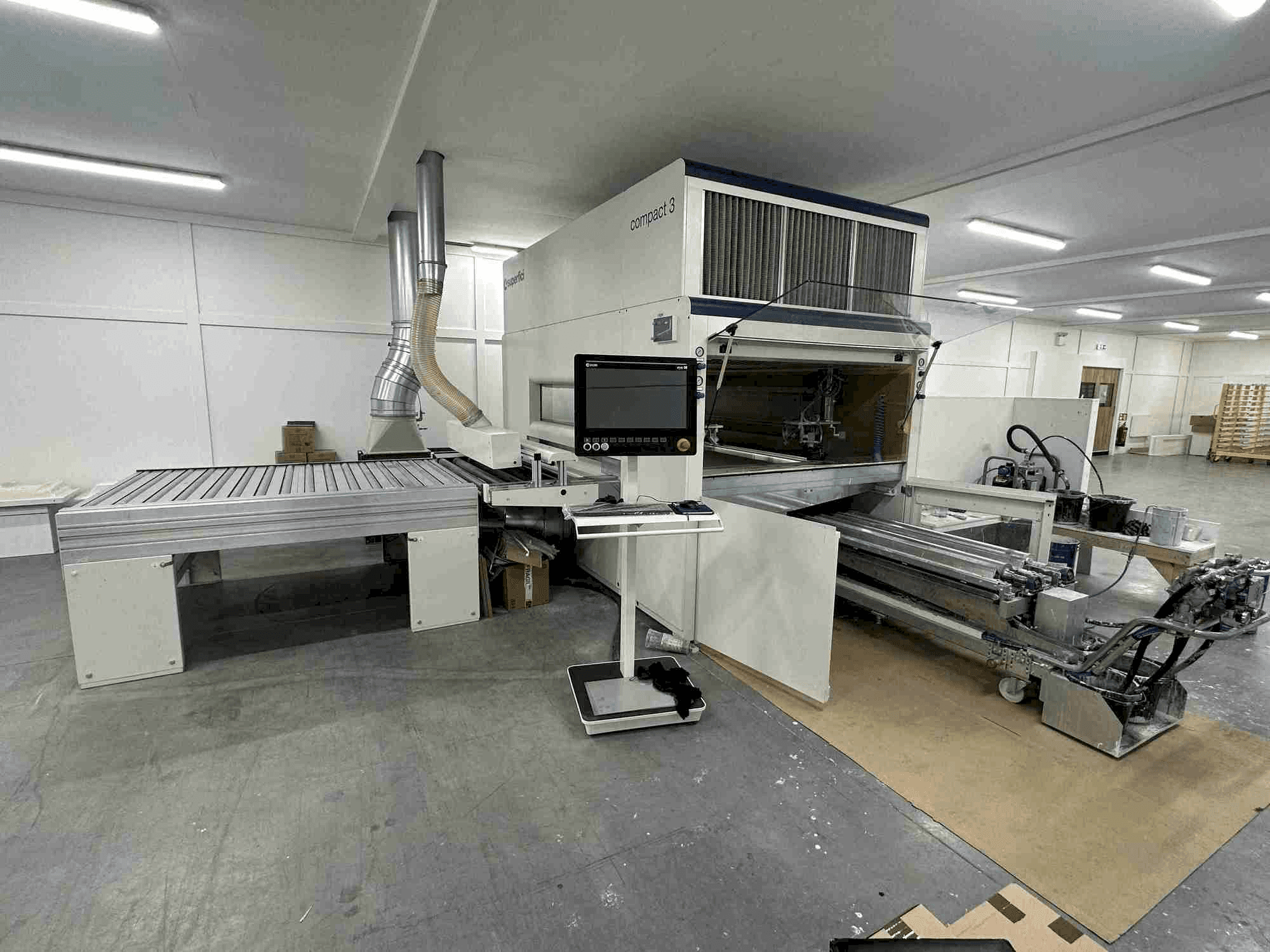 A SUPERFICI Compact 3 R gép elölnézete