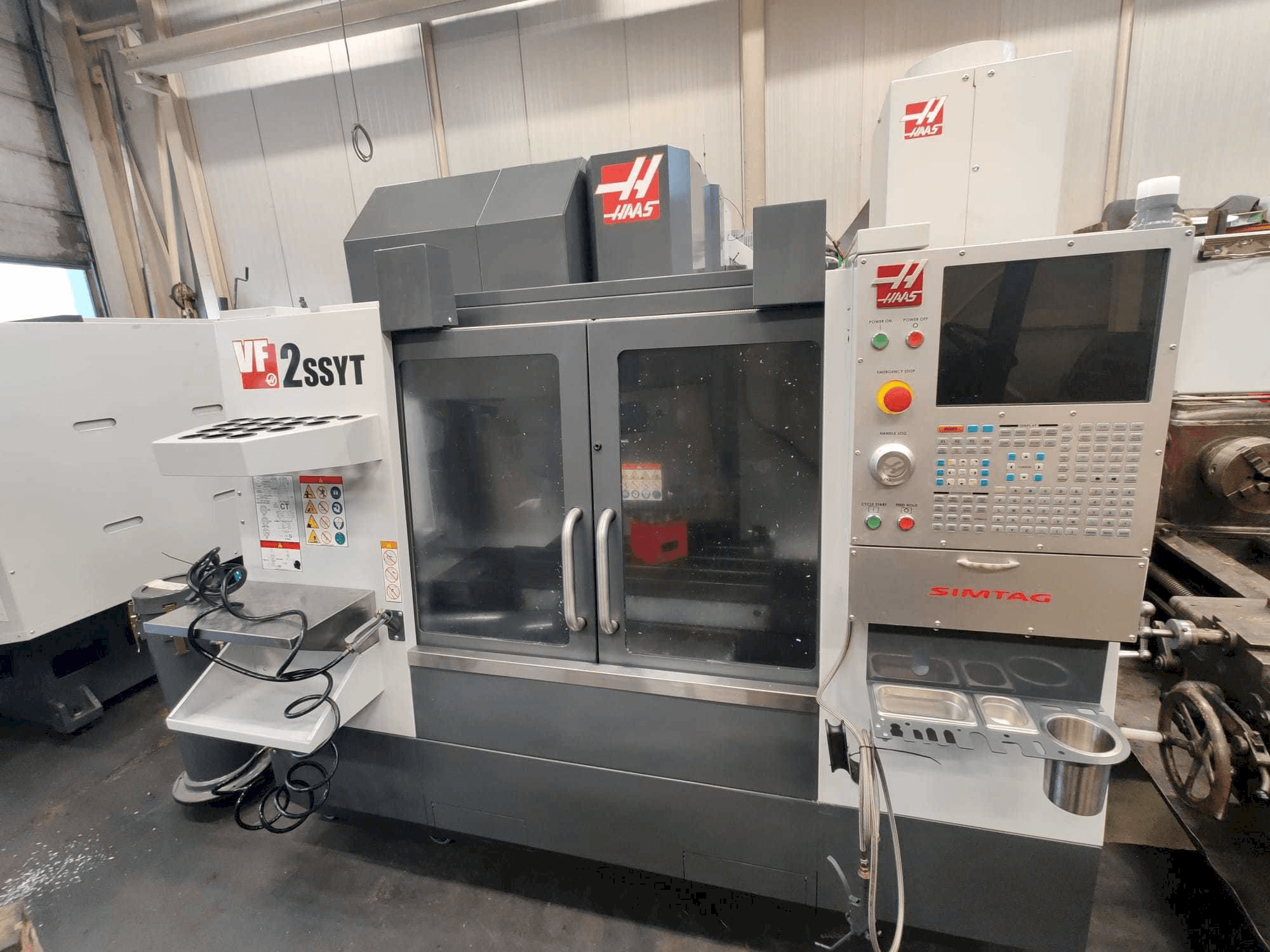 A HAAS VF-2SSYT gép elölnézete