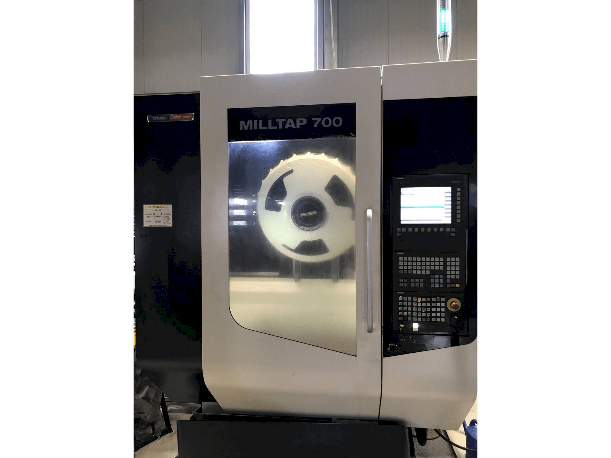 A DMG MORI Milltap 700 gép elölnézete