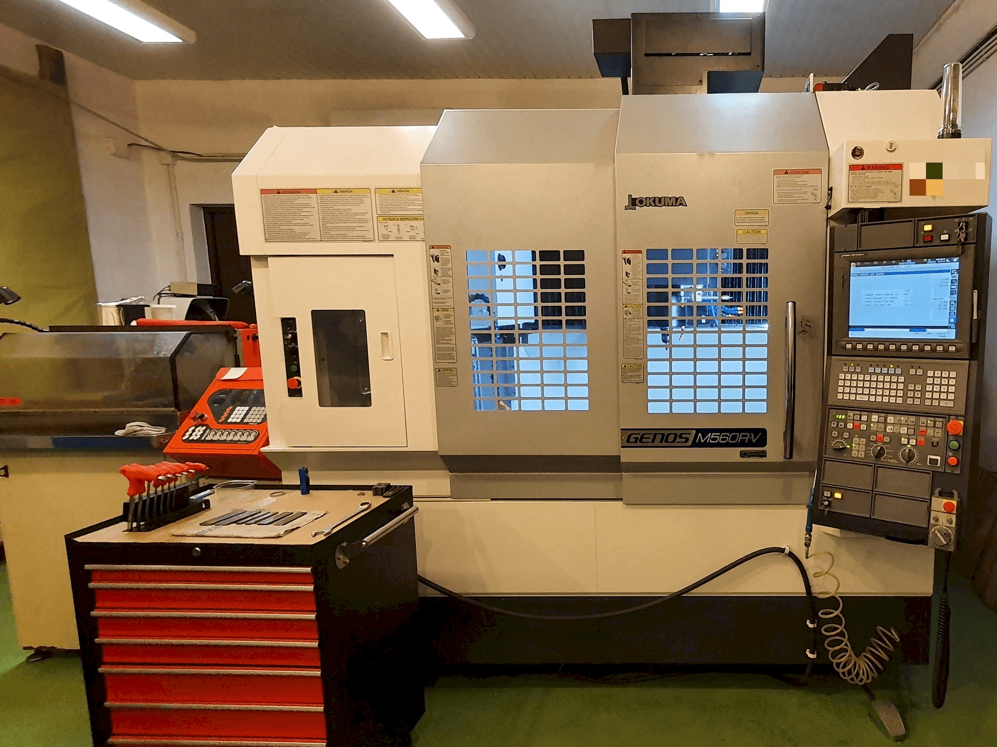 A Okuma GENOS M560R-V gép elölnézete