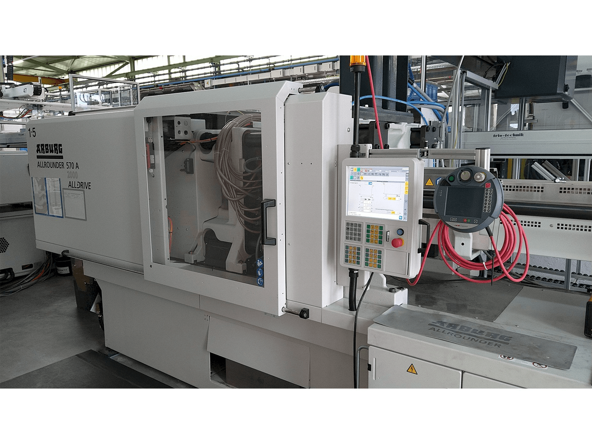 A Arburg Allrounder 570 A 2000-800 ALLDRIVE gép elölnézete