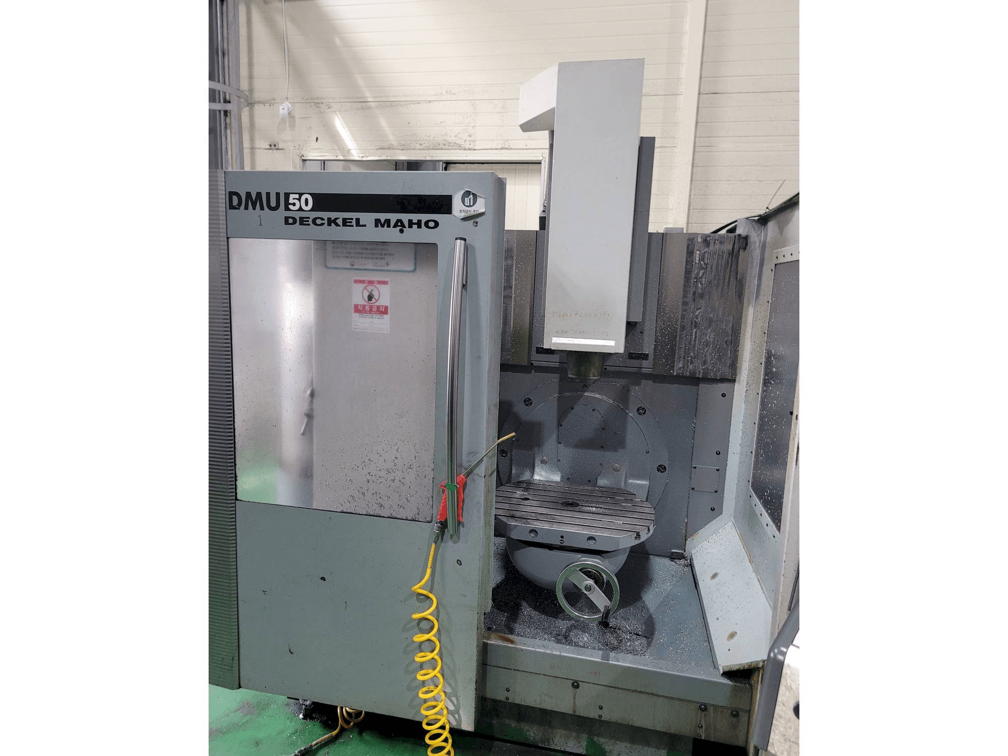 A DECKEL MAHO DMU 50 gép elölnézete