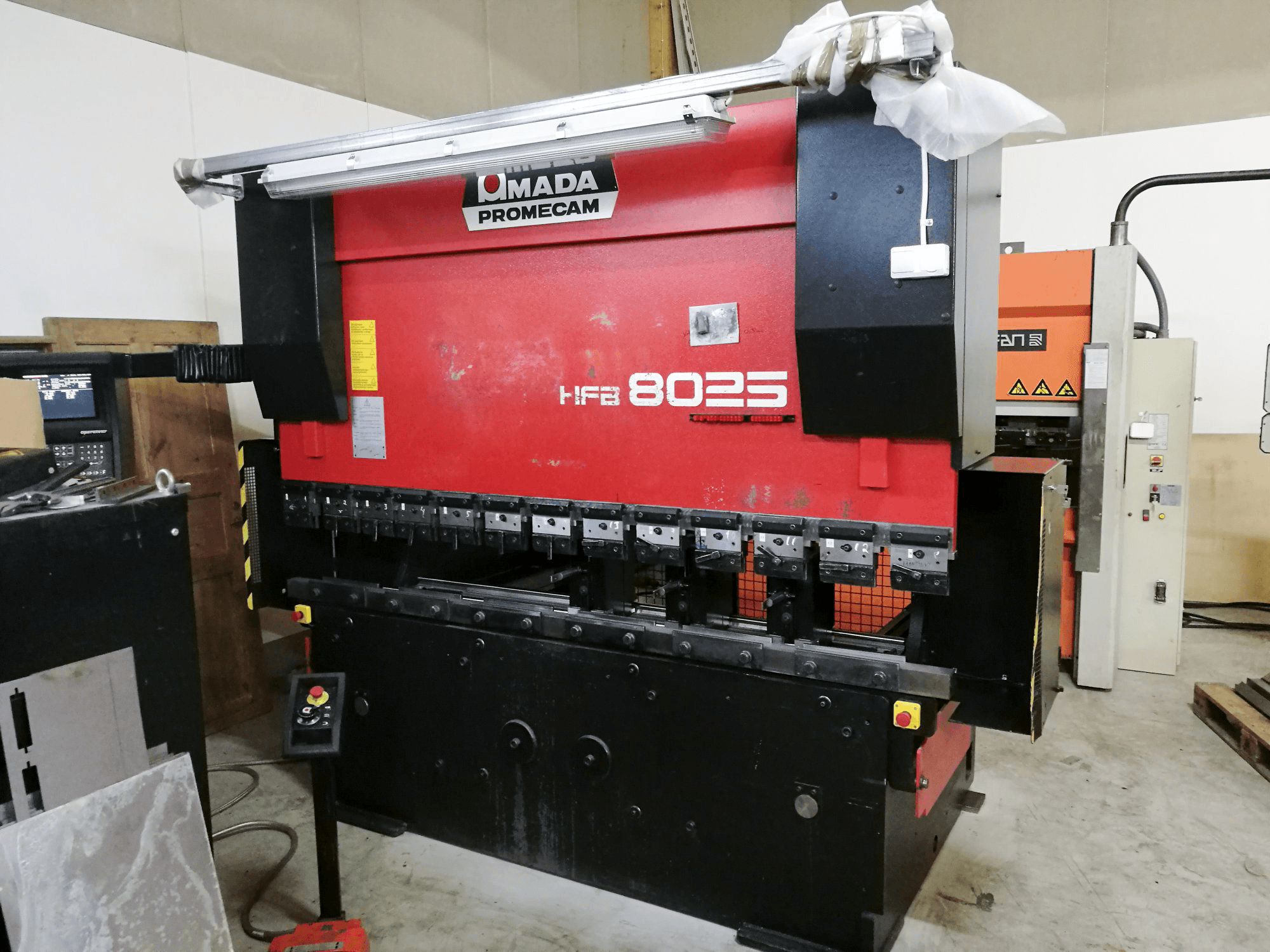 A AMADA HFB 80-25 gép hátulnézete