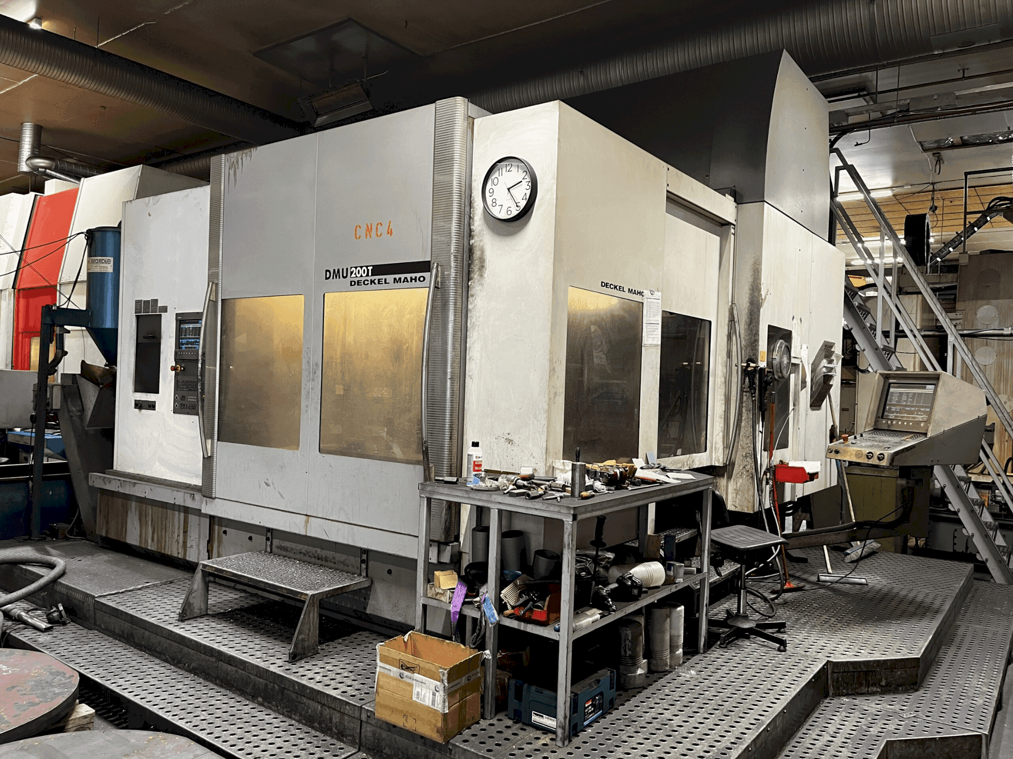 A DECKEL MAHO DMU 200T gép elölnézete