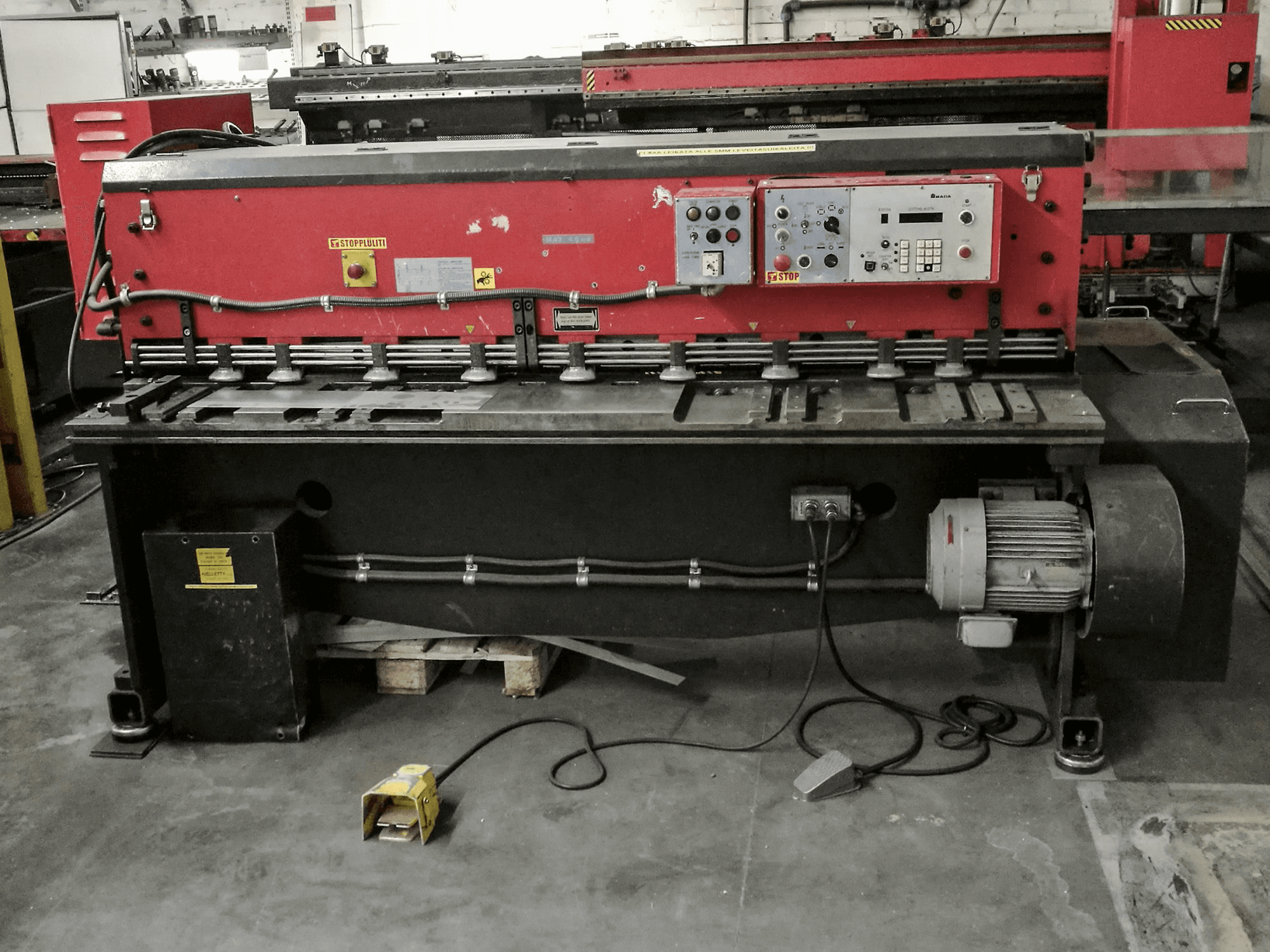 A AMADA M-2045 gép elölnézete