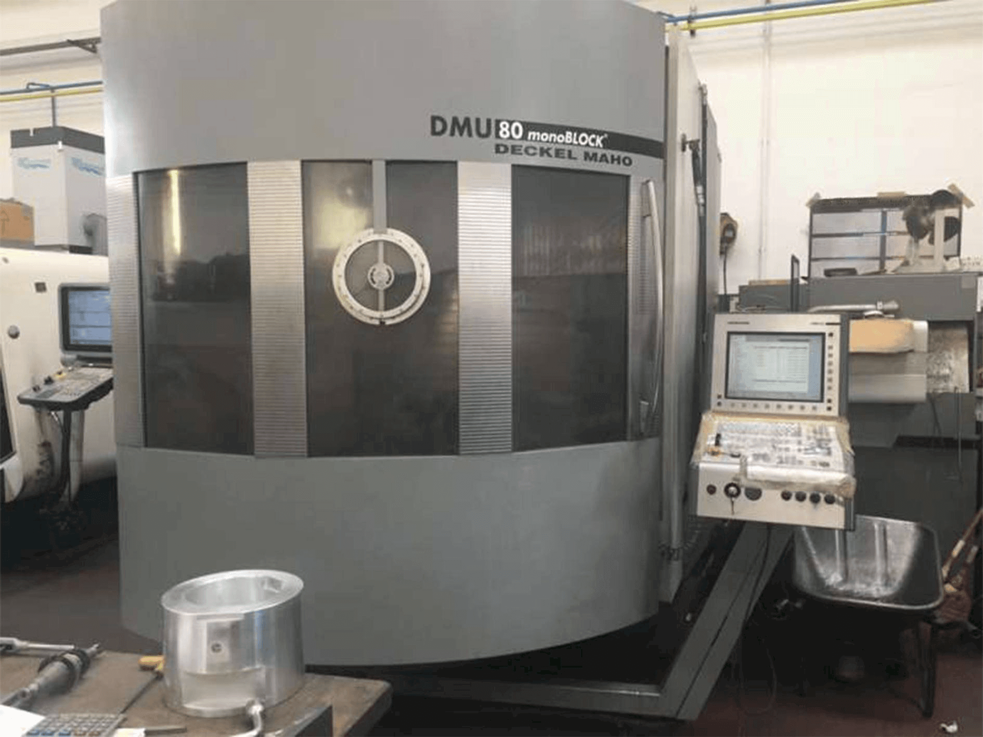 A DECKEL MAHO DMU 80 monoblock gép elölnézete