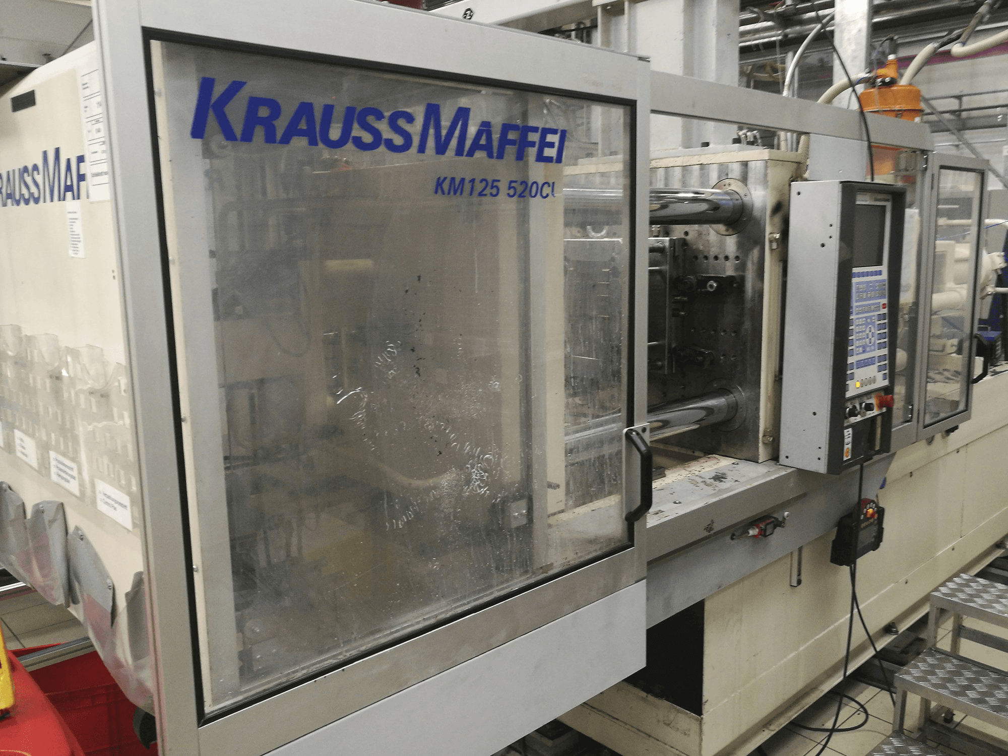 A Krauss Maffei KM 125-520 C1 gép elölnézete