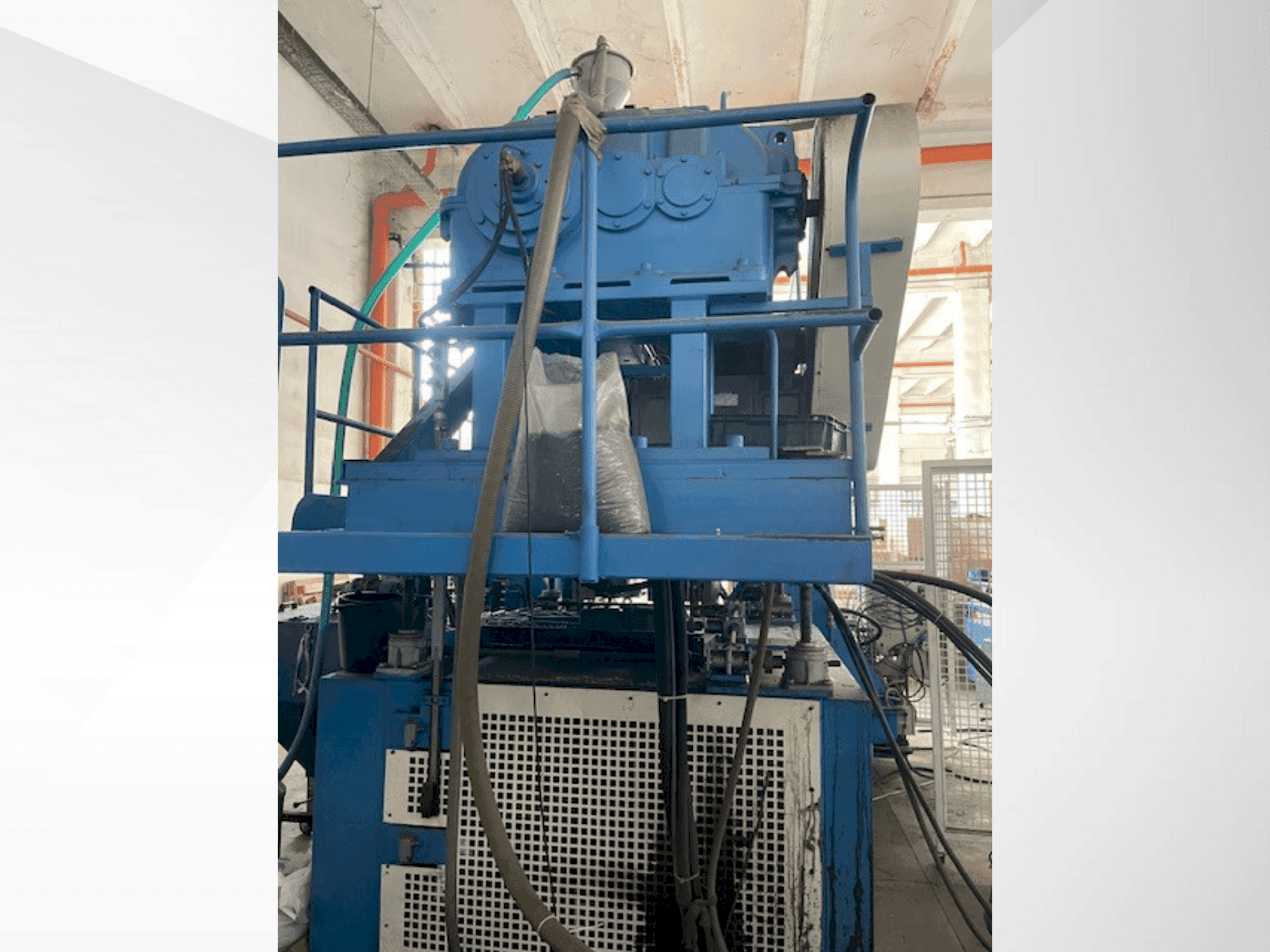 A KAUTEX KEB 120 gép elölnézete