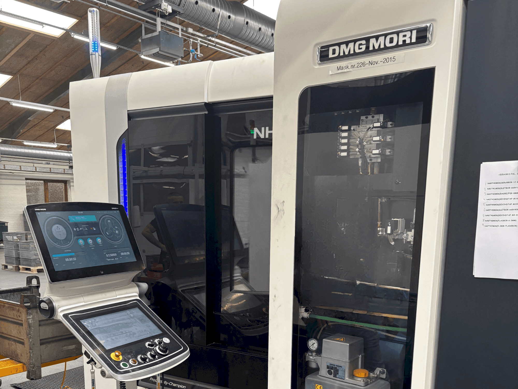 A DMG MORI NHX 4000 gép elölnézete