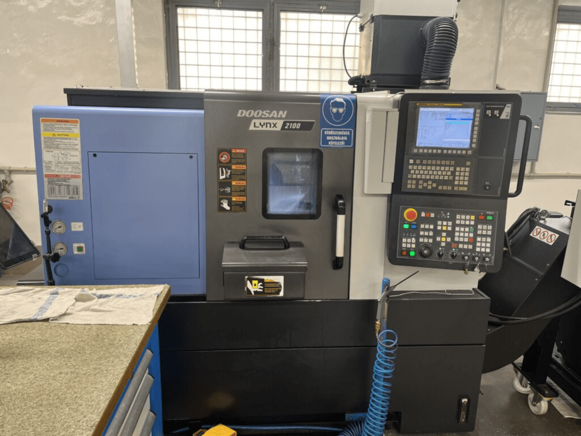 DOOSAN Lynx 2100A vízszintes esztergagép, elölnézetben a vezérlőpanel, a kezelőfelület és a gép jellemzői.