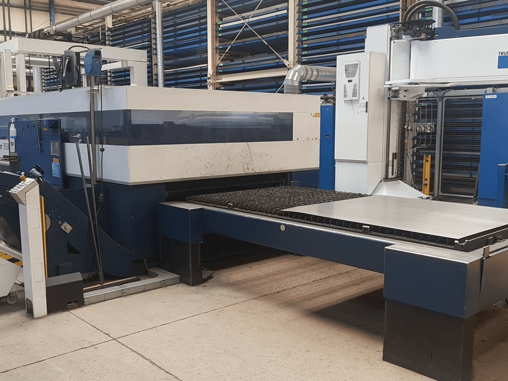 A Trumpf TruLaser 3030 L20 gép elölnézete