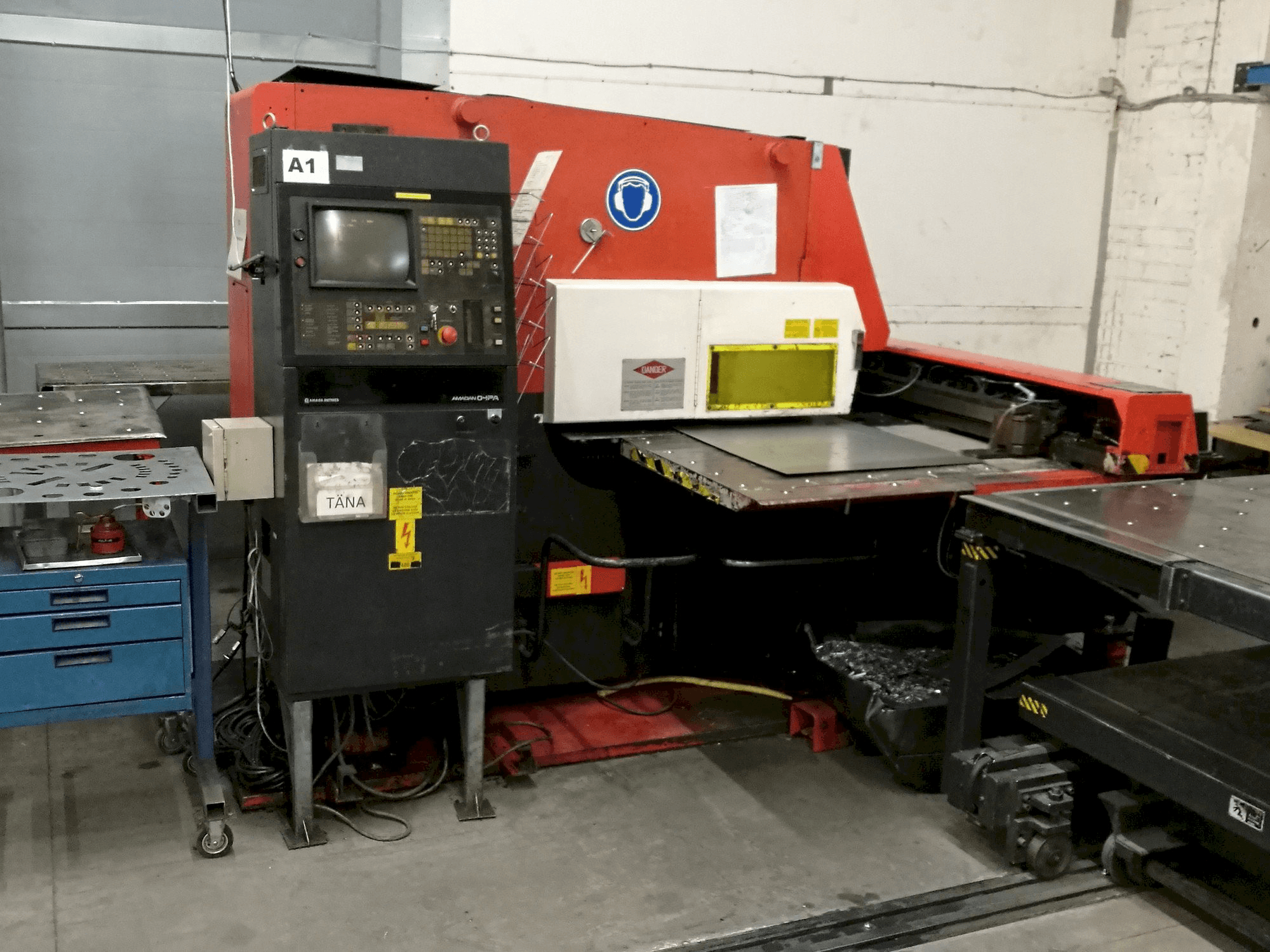 A AMADA Aries 245 gép elölnézete