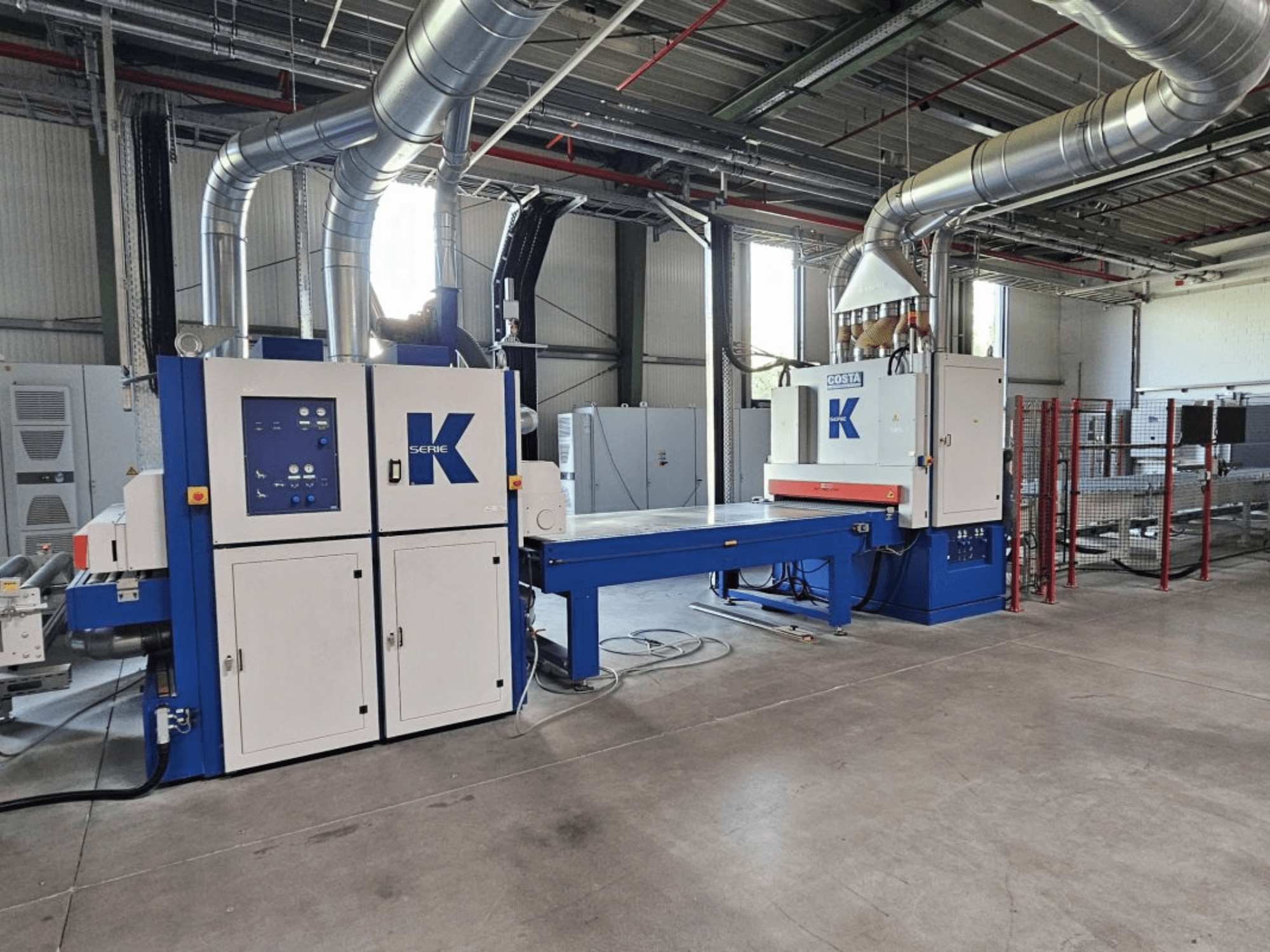 BURKLE EKMH 1300 laminálóprés elölnézetben, vezérlőpanel és nagyméretű préslap ipari környezetben.