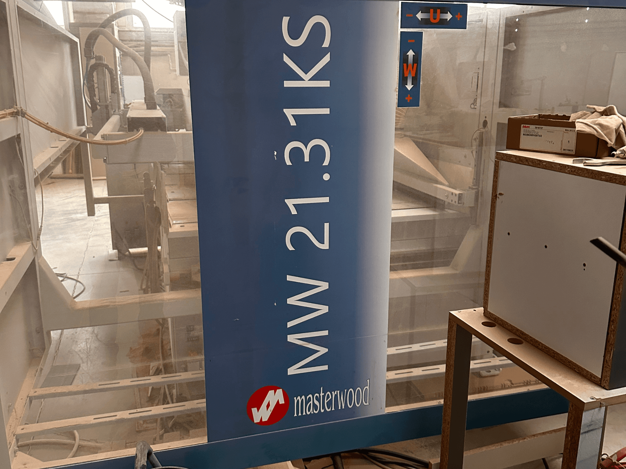 MASTERWOOD Ks 21.31 fafúrógép, elölnézet, a modell részletei és a környező munkaterület.