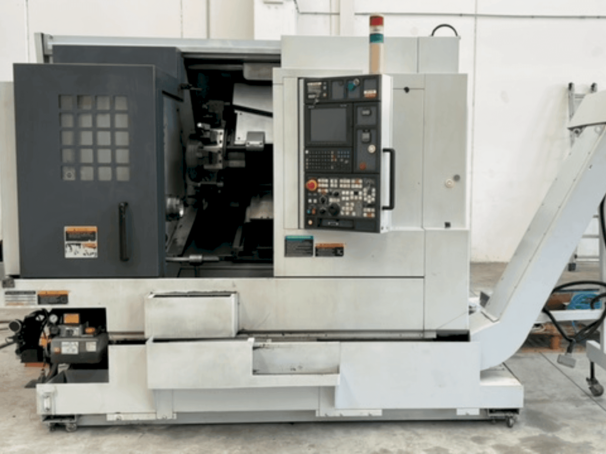 A MORI SEIKI NL 2000Y/500 gép elölnézete