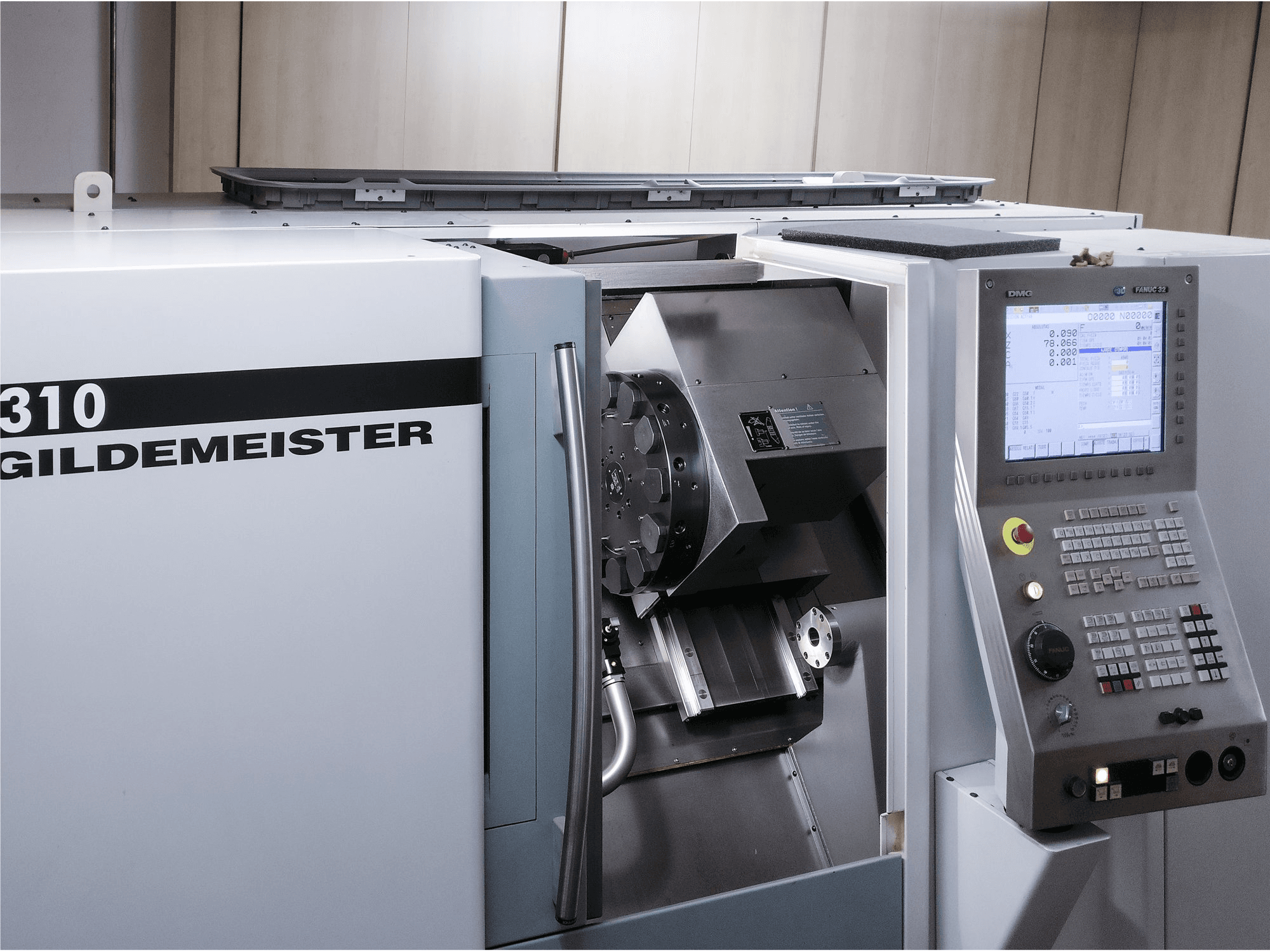 A Gildemeister CTX 310 gép elölnézete