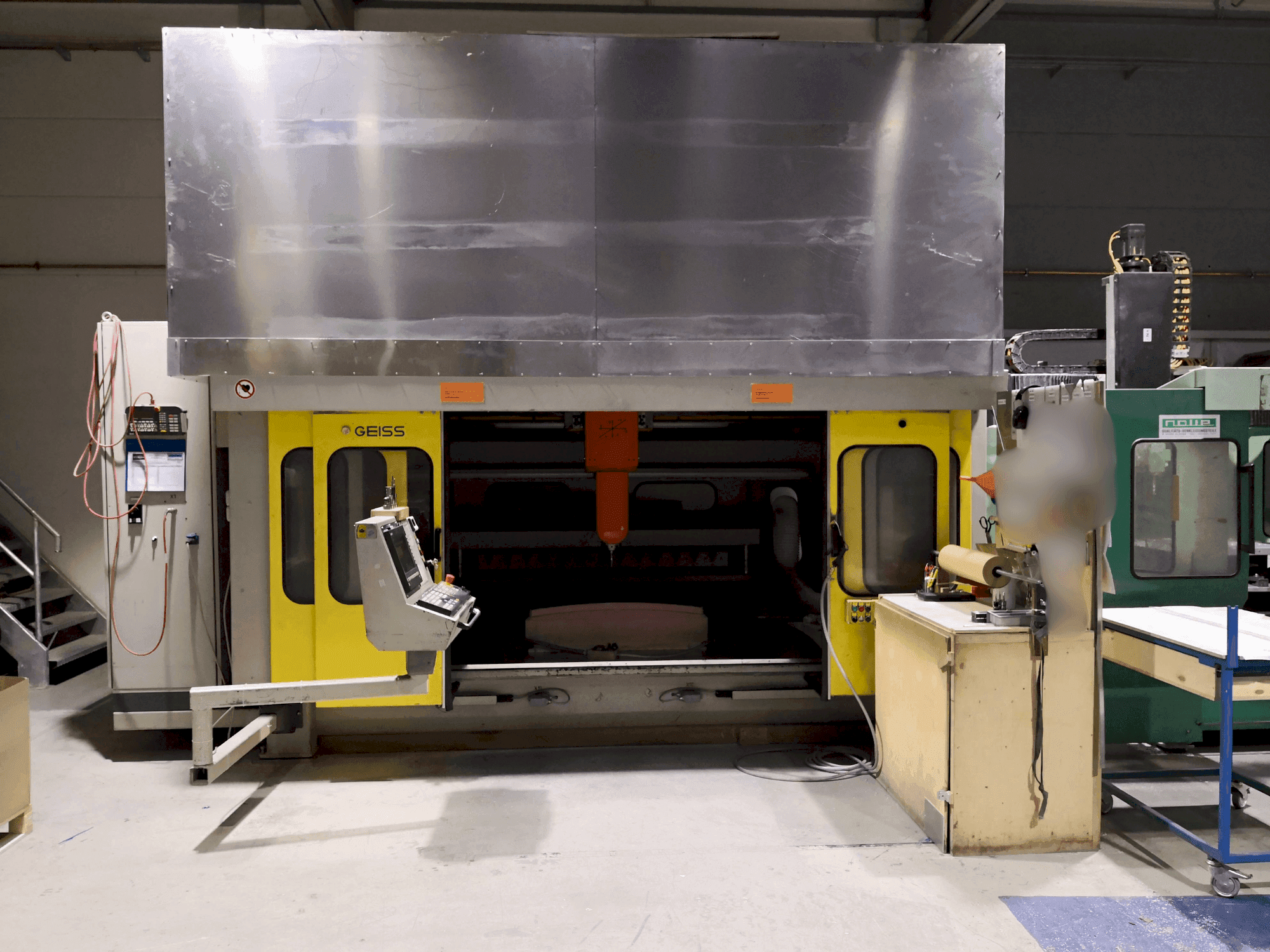 A GEISS FZ 2000 x 1000 gép elölnézete