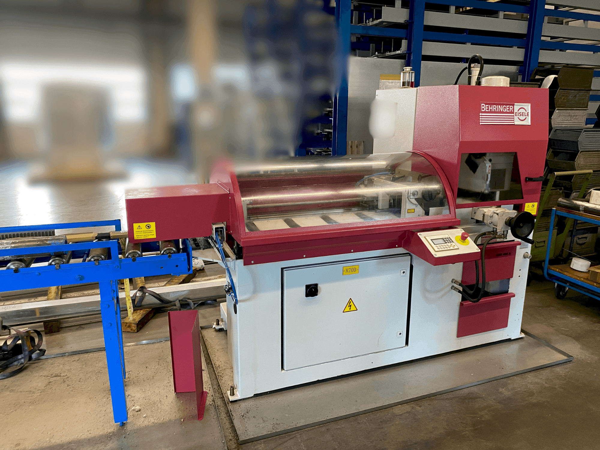 A Behringer VMS 400-A gép elölnézete