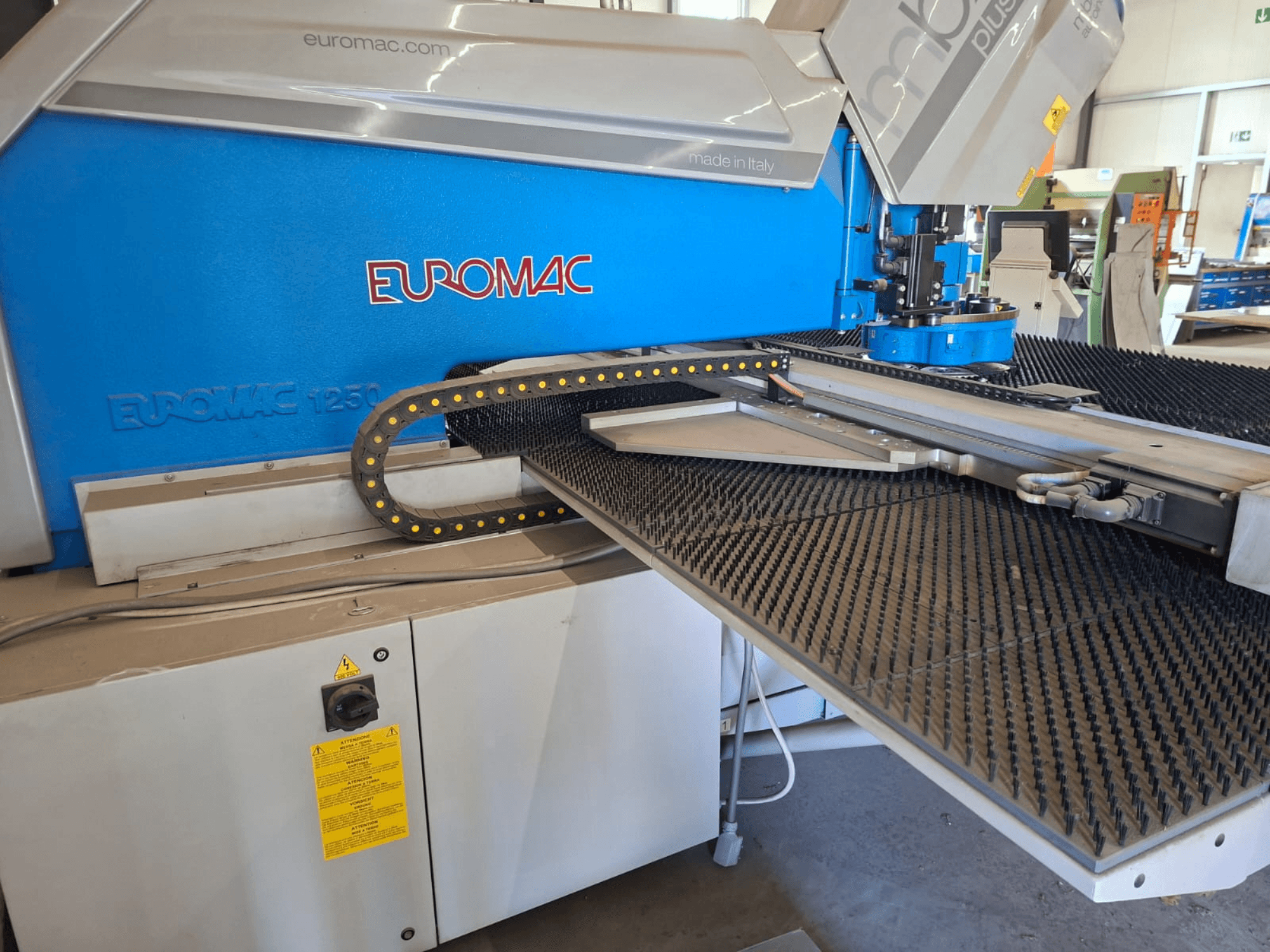 CNC lyukasztógép Euromac MBX 6 Plus 1250/30-2250, elölnézetben a vezérlőpanel és a fekete gumi felület.
