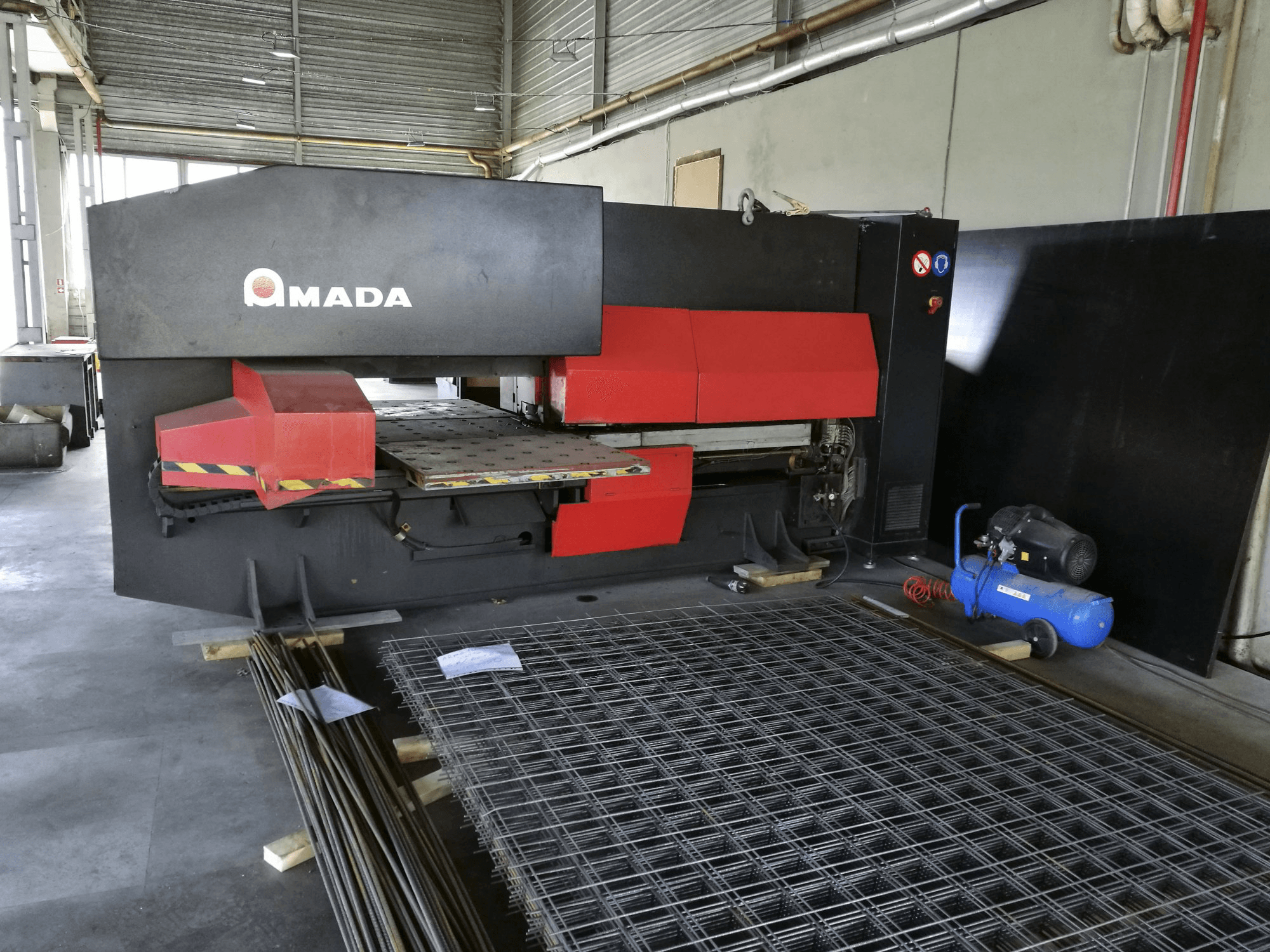 A AMADA EUROPE 245 gép elölnézete