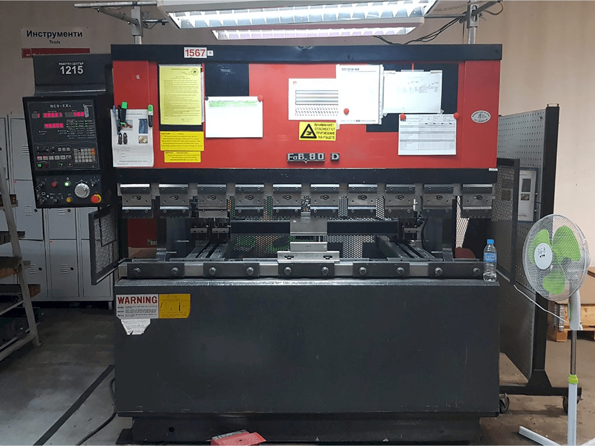 A AMADA FBD 8020E gép elölnézete